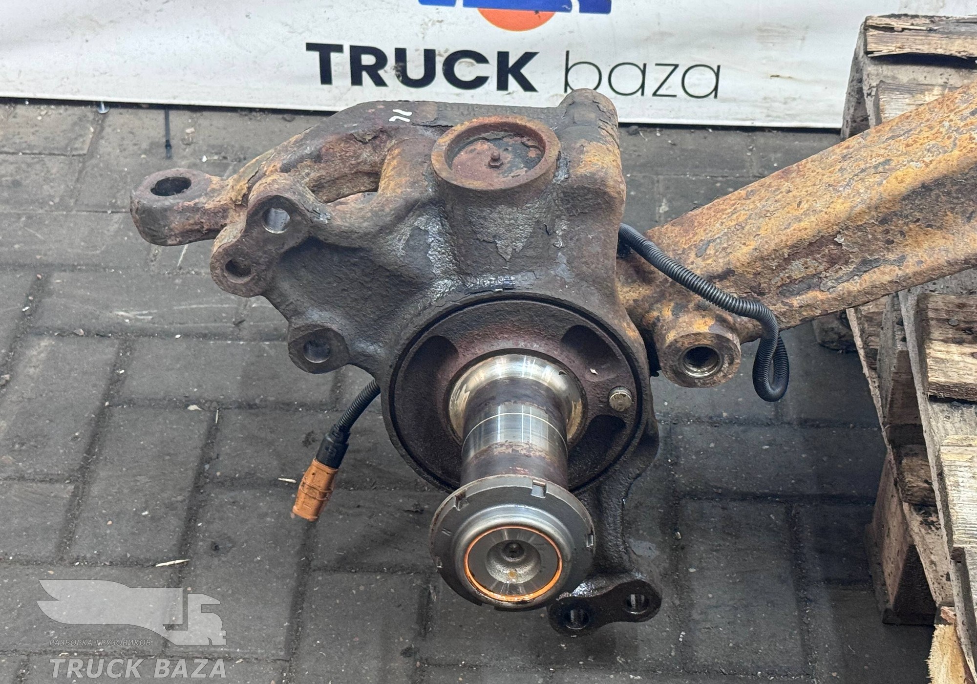 81442016301 Кулак поворотный правый