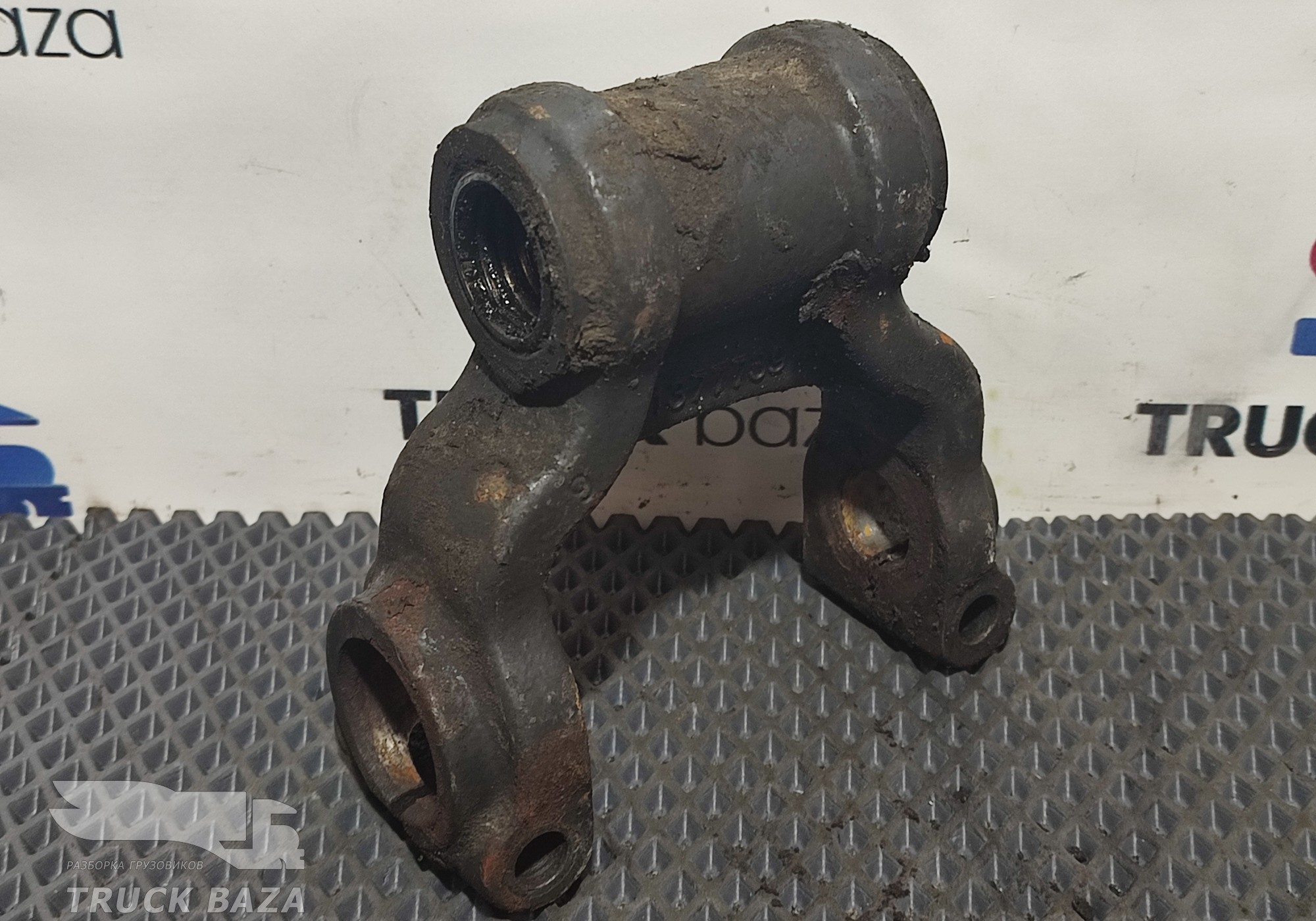 1377739 Серьга передней рессоры