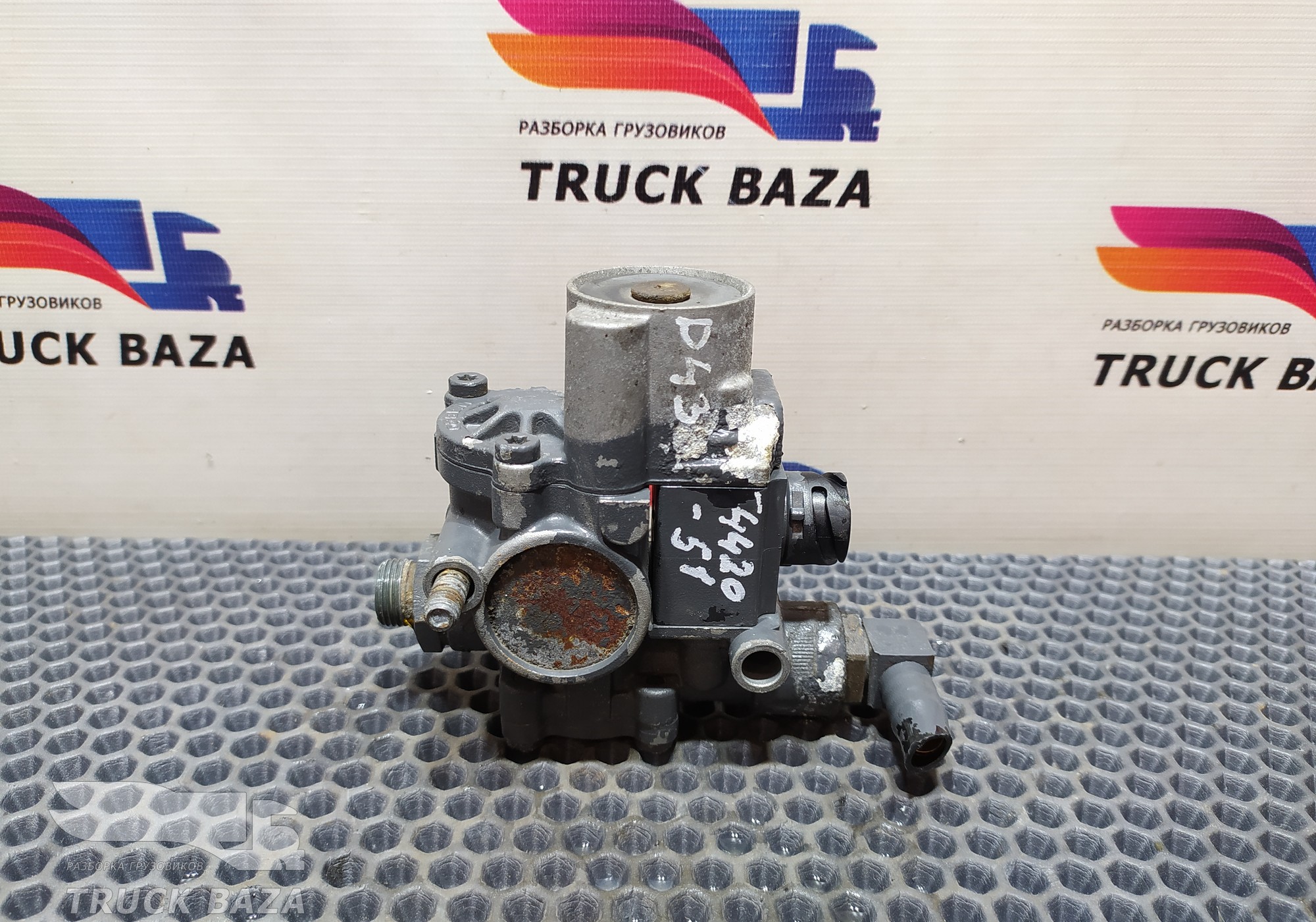 1304635 Кран ABS для Renault