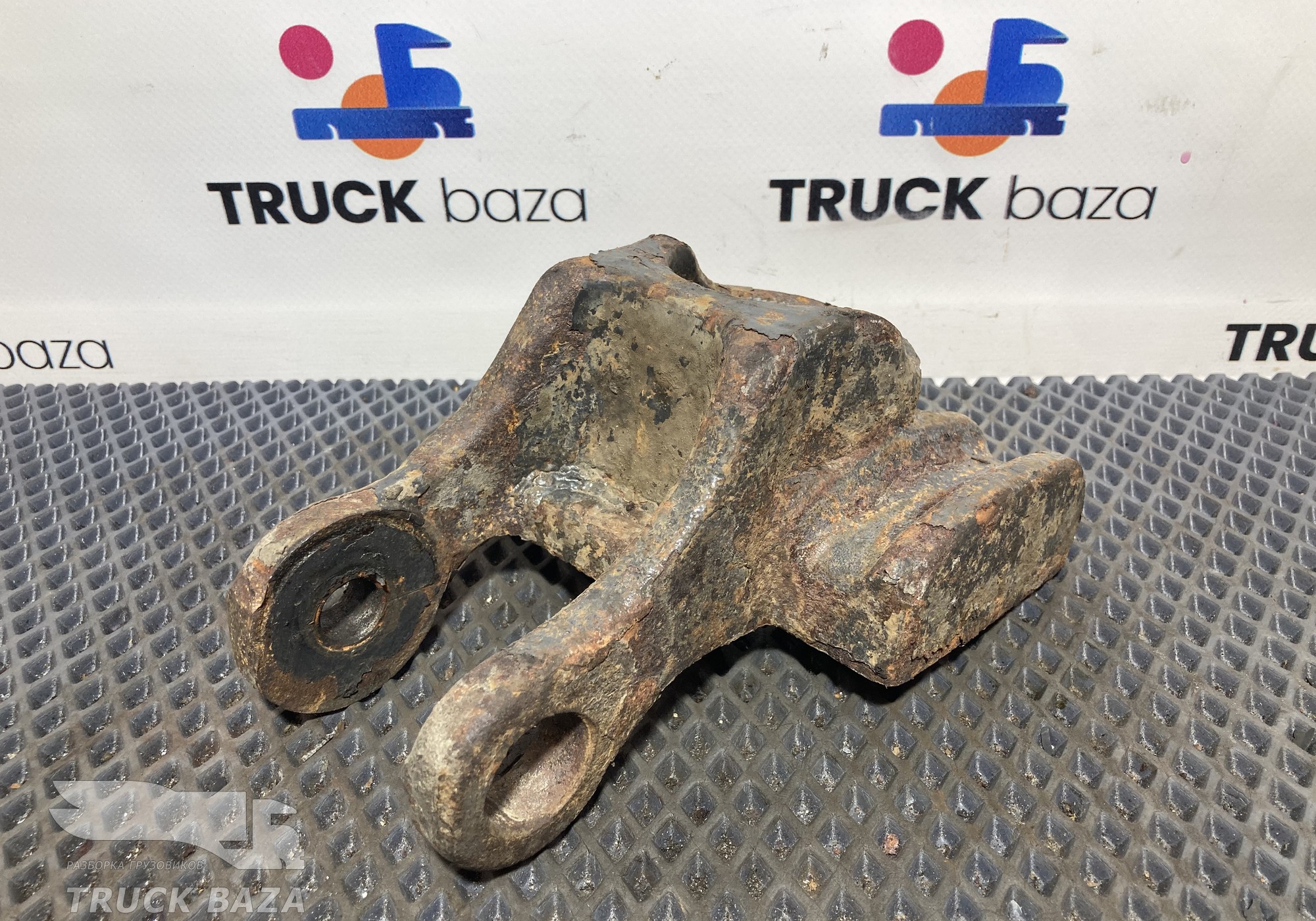 1490090 Кронштейн амортизатора переднего