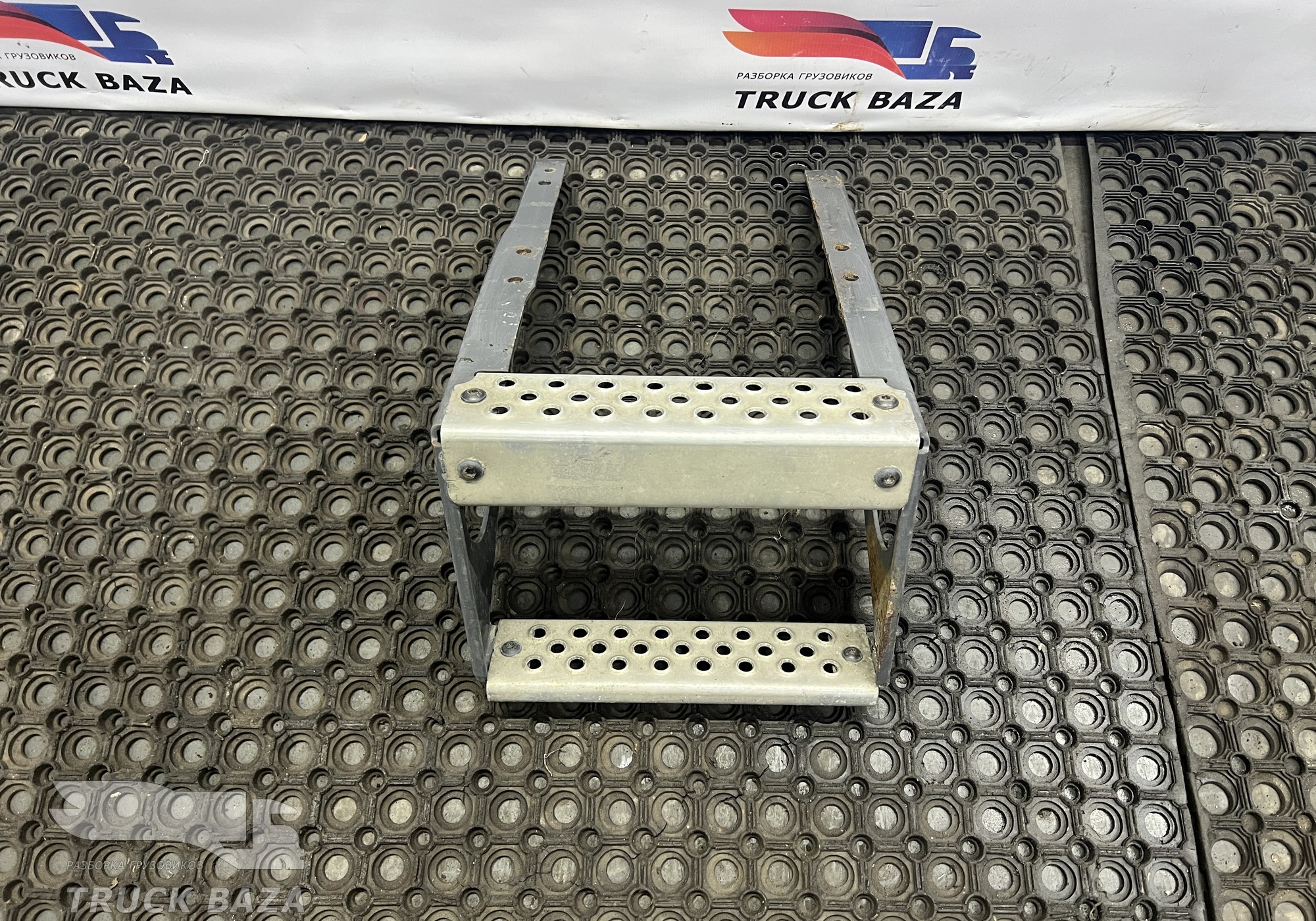 21891309 Подножка за кабиной