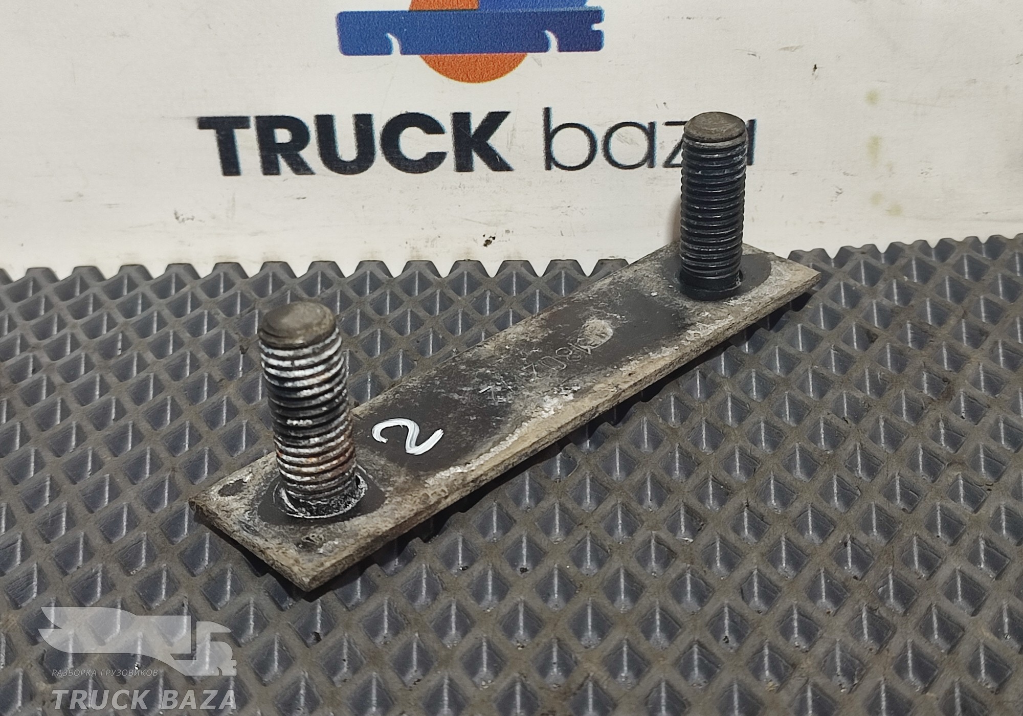 1802172 Кронштейн траверсы передней