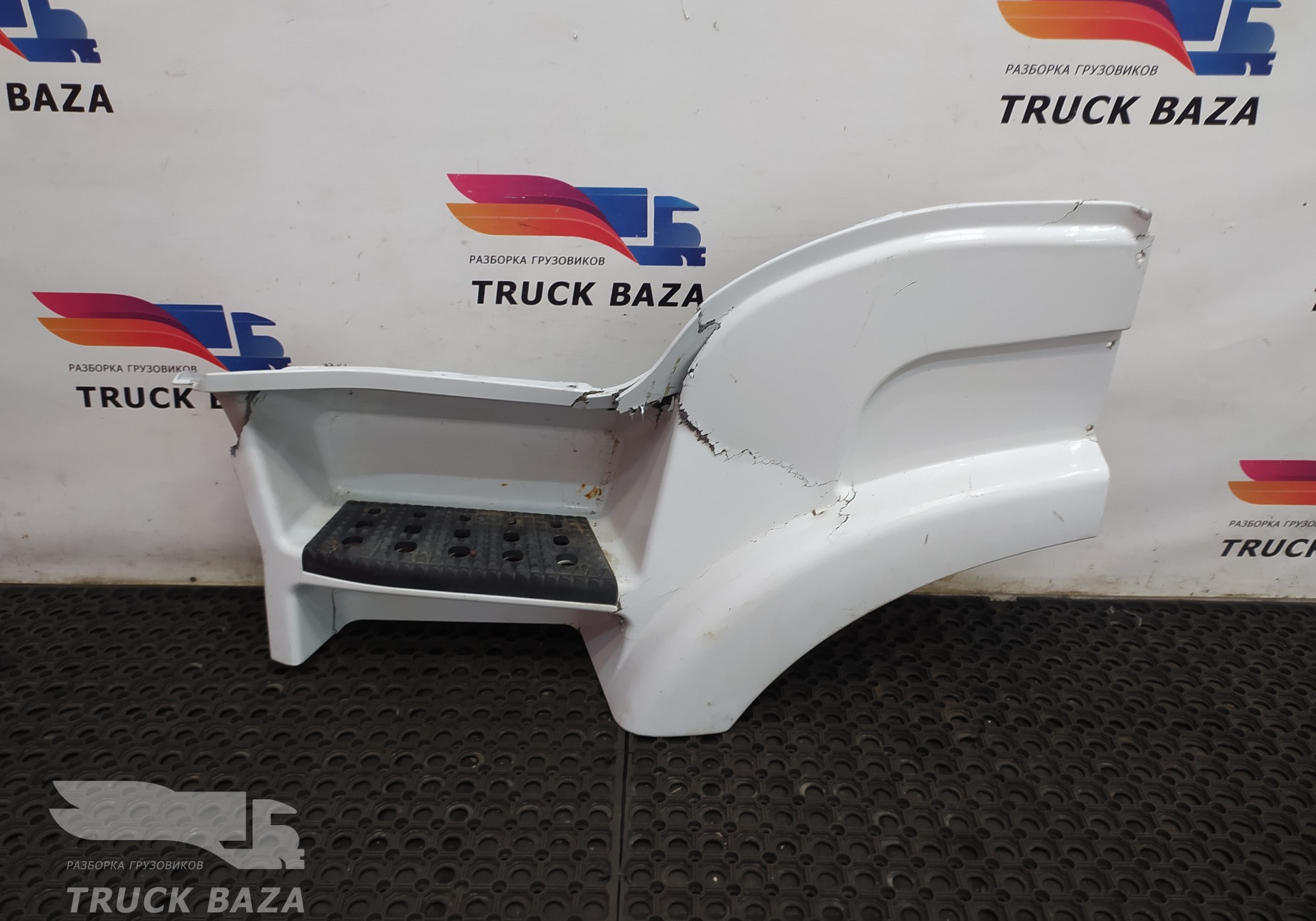 504104892 Подножка левая верхняя для Iveco Stralis I (с 2002)