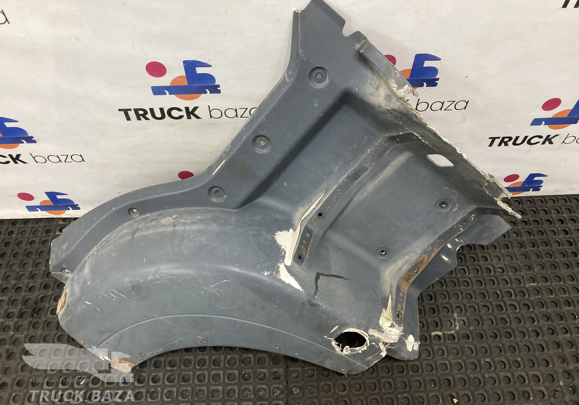 81615100474 Подножка кабины правая