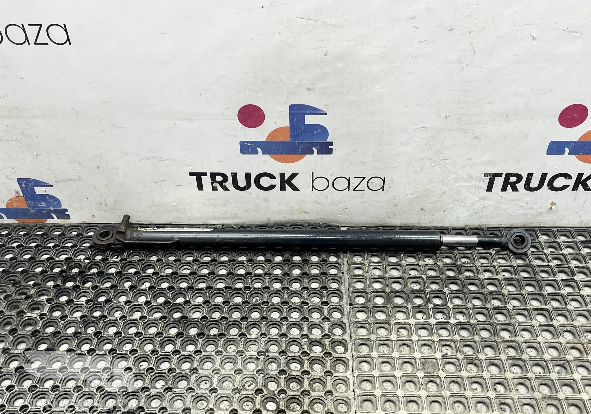 81417236009 Цилиндр подъема кабины