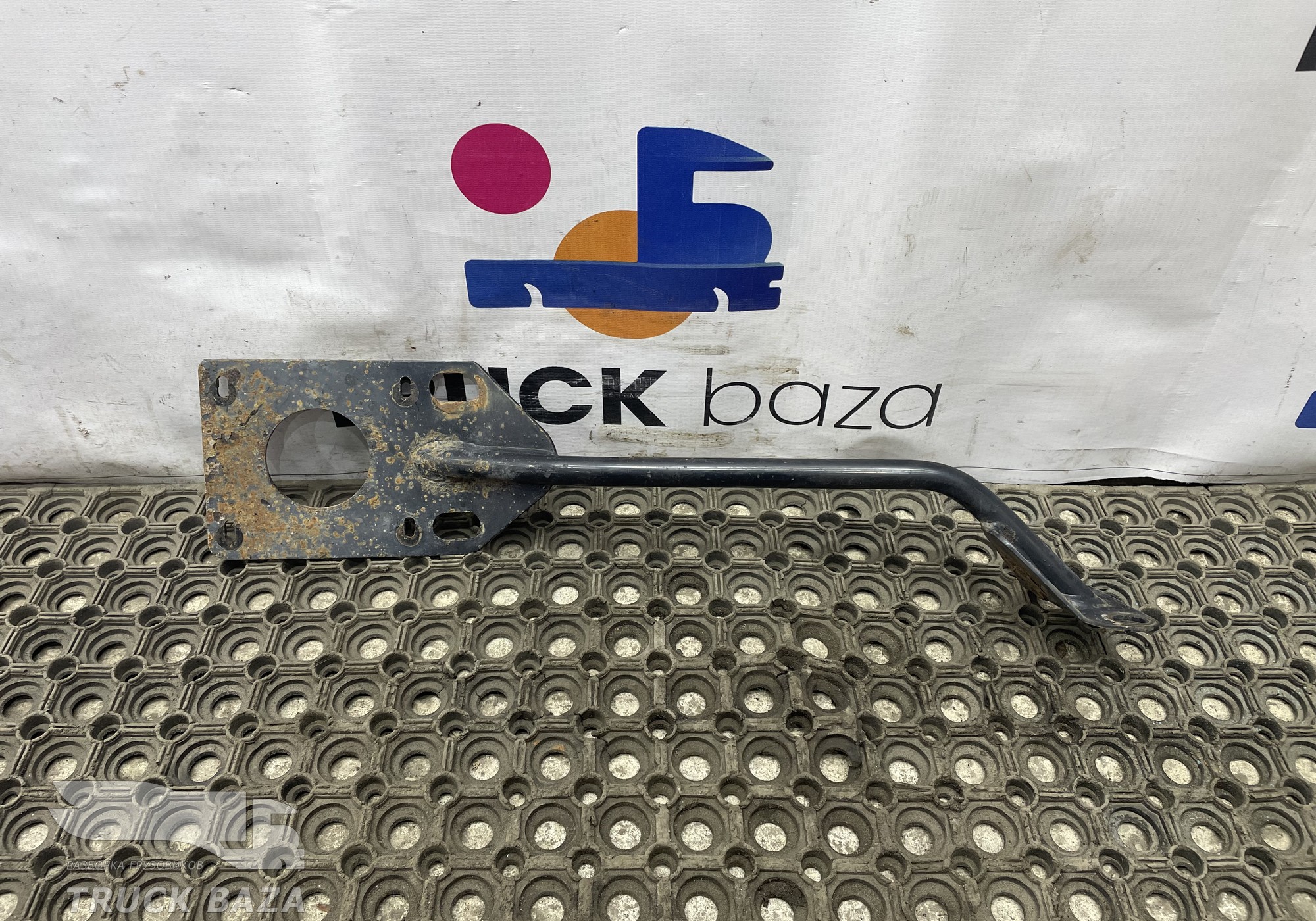 81612435371 Кронштейн крыла переднего левого