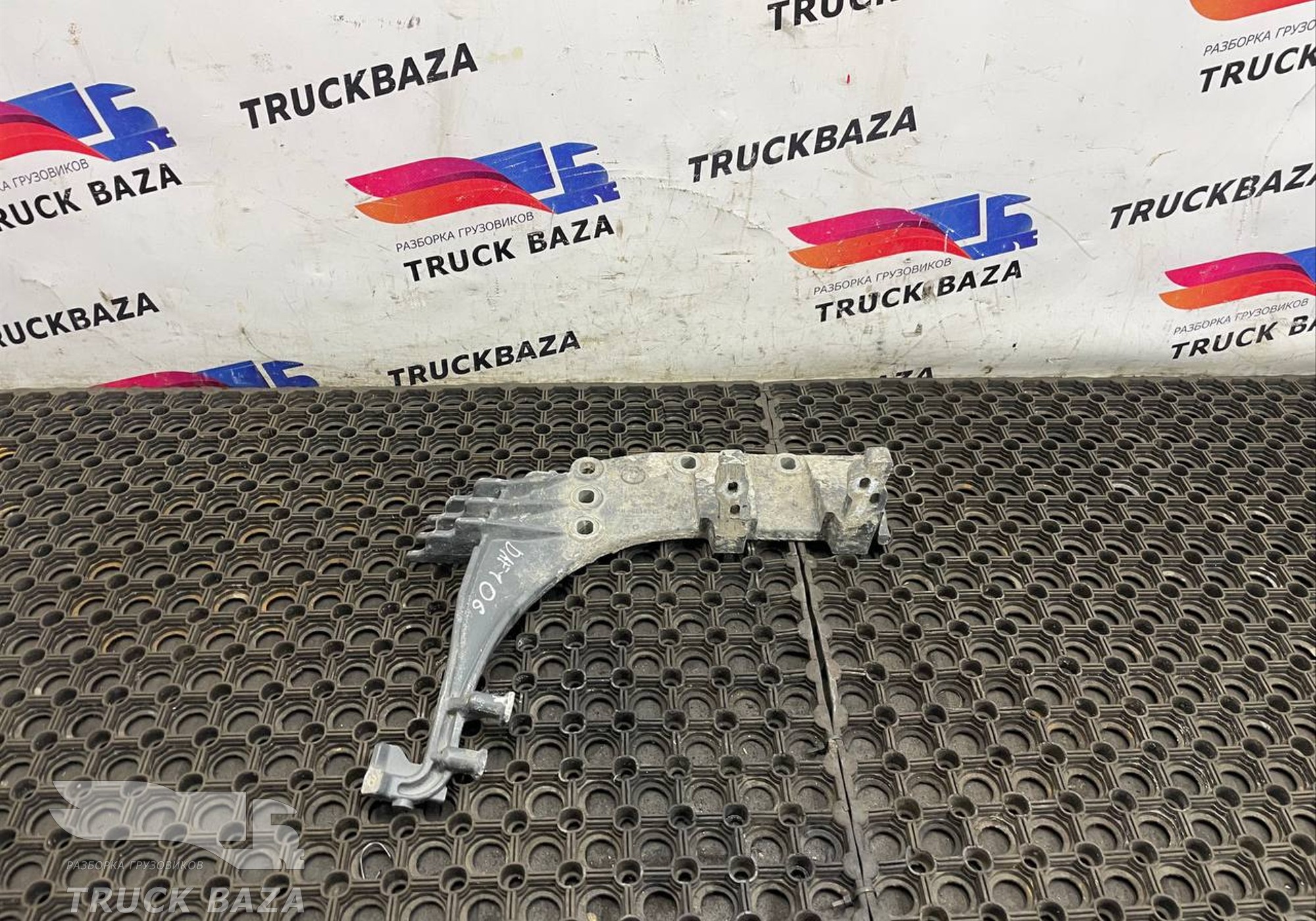 1948152 Кронштейн подножки правый для Daf XF106 (с 2012)
