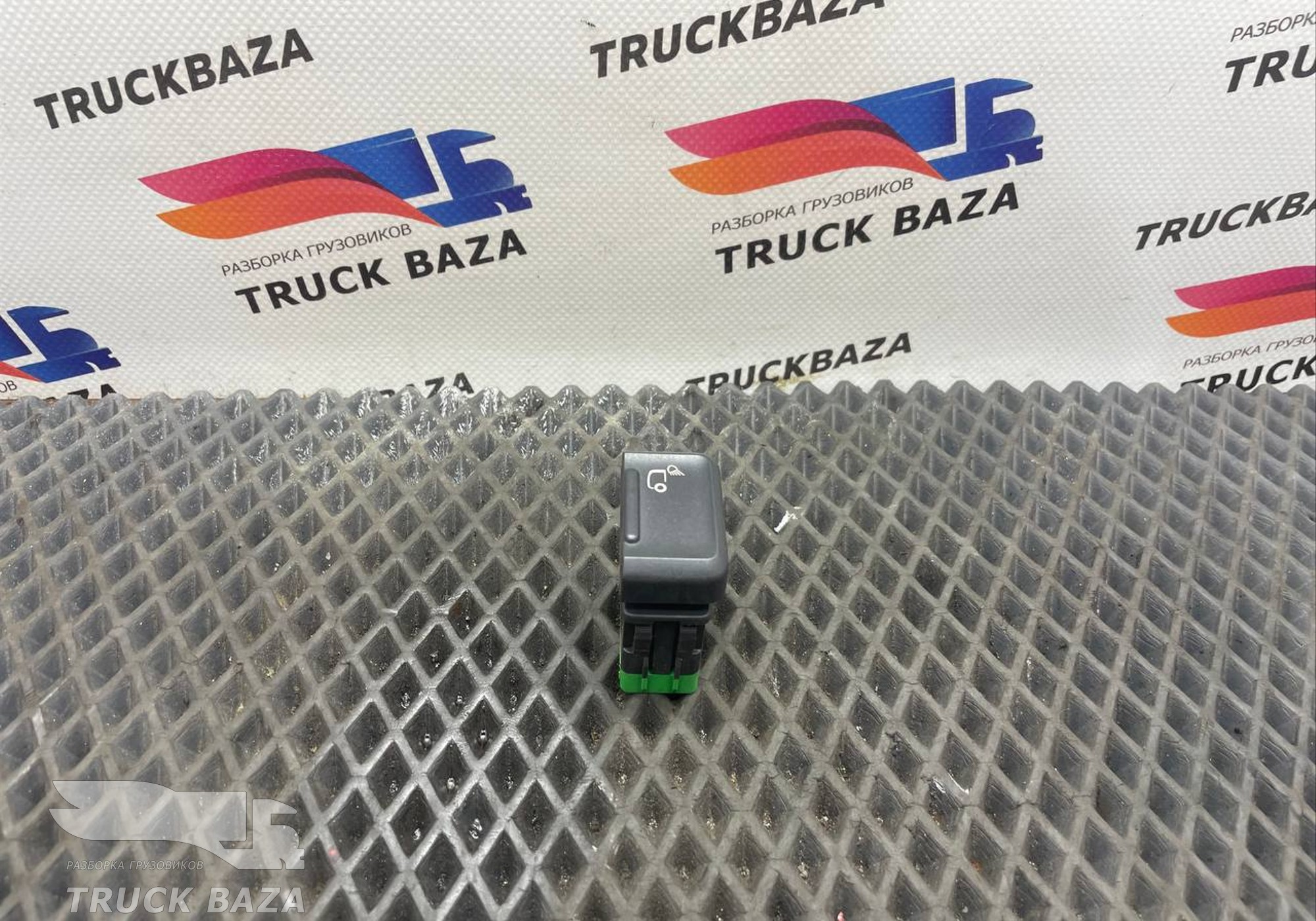 1832325 Кнопка освещения за кабиной для Daf XF106 (с 2012)