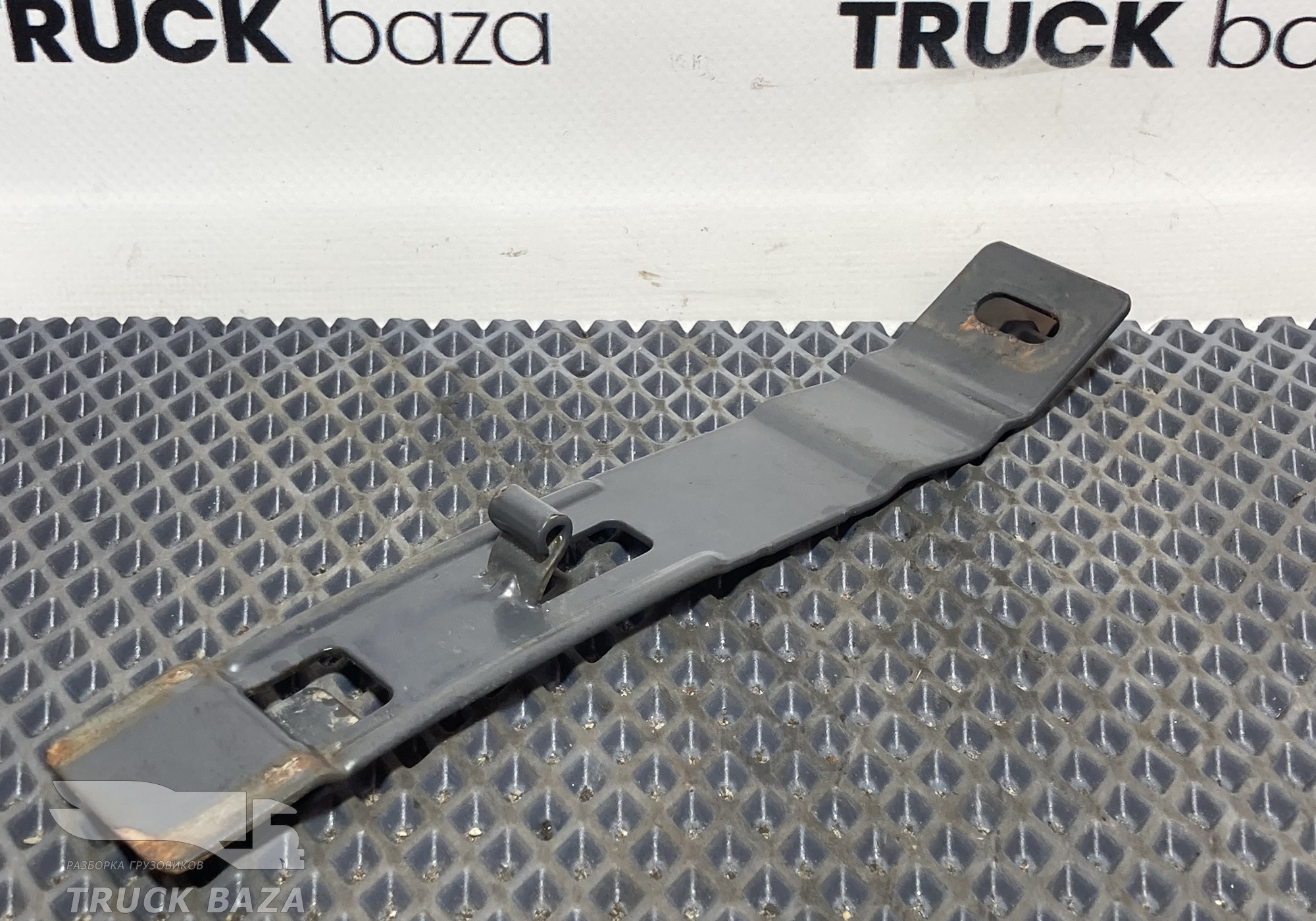 2712437 Кронштейн крыла