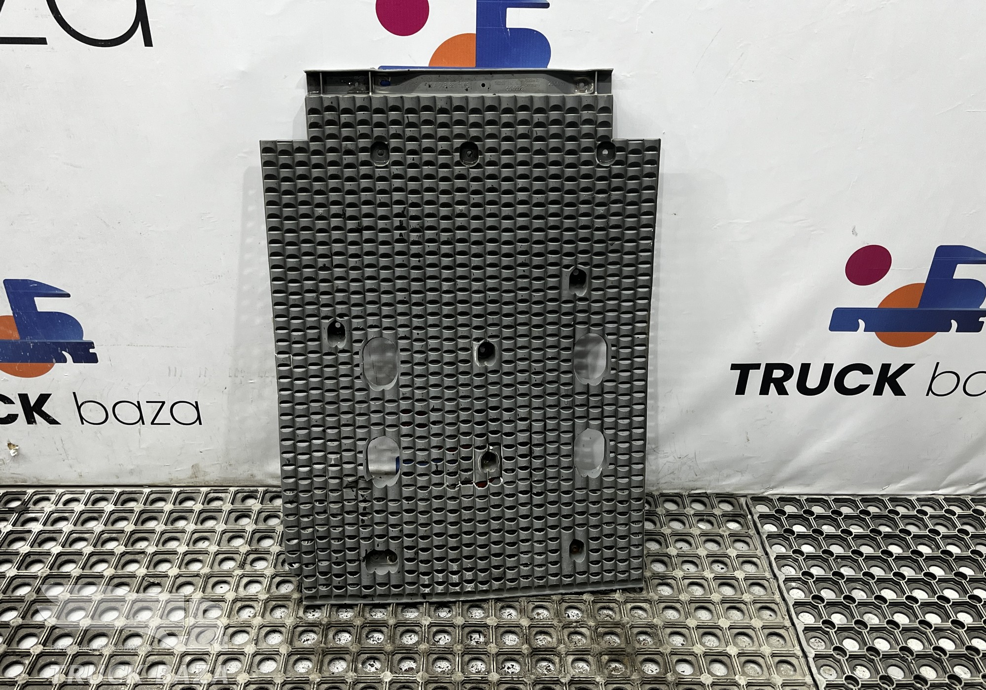 A9438811105 Брызговик передний правый