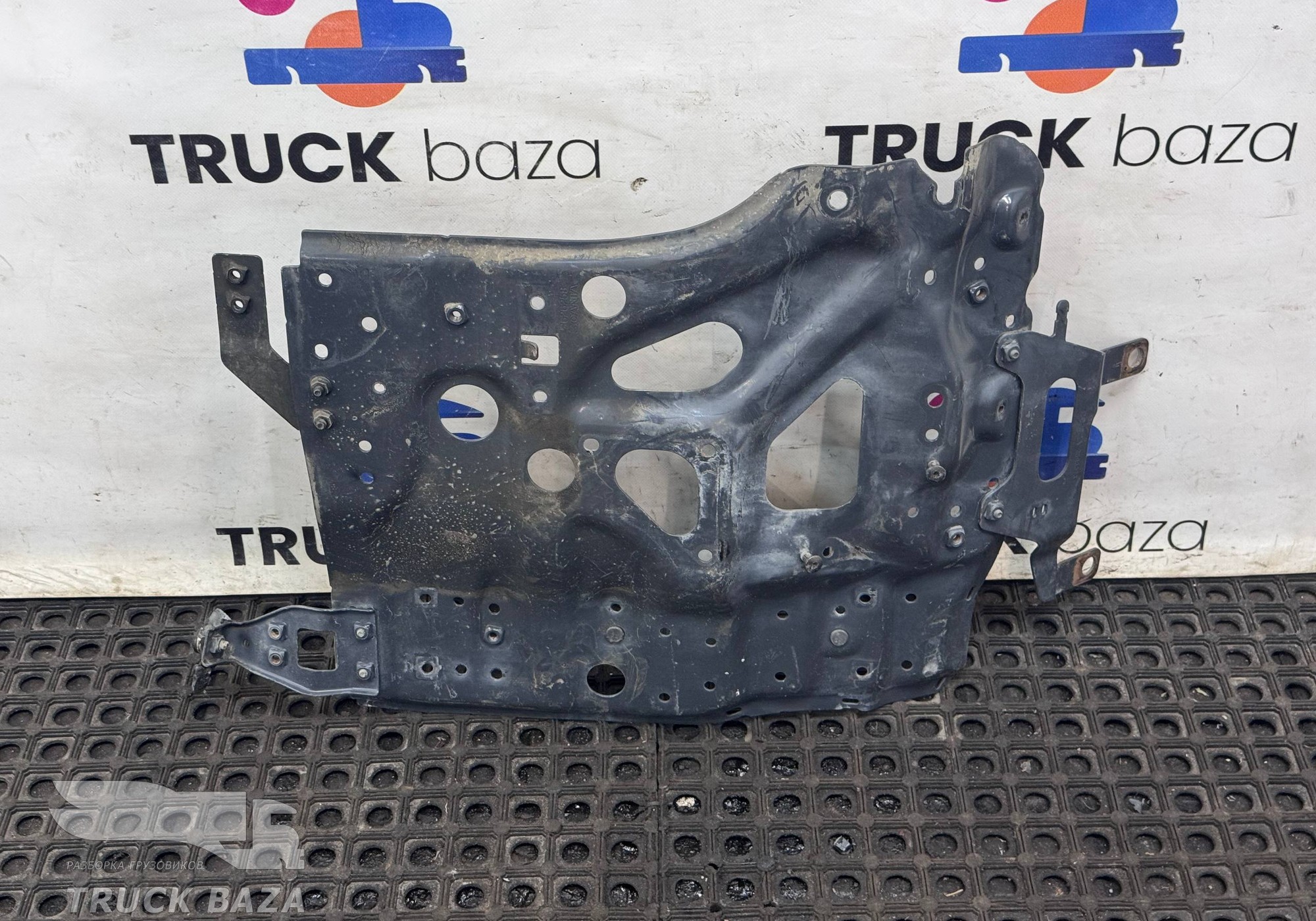 2626258 Кронштейн подножки левый