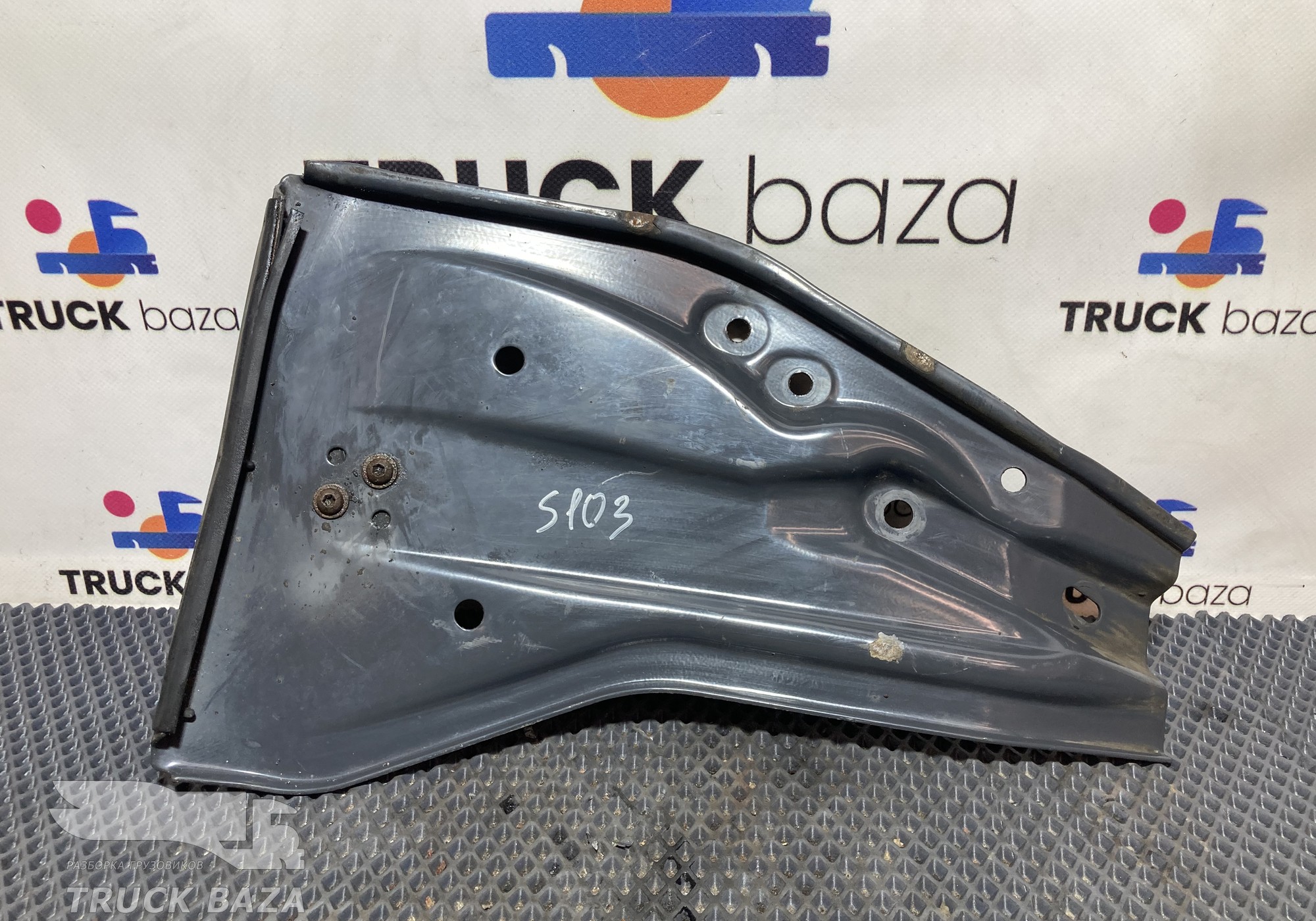 1743493 Кронштейн крыла левый