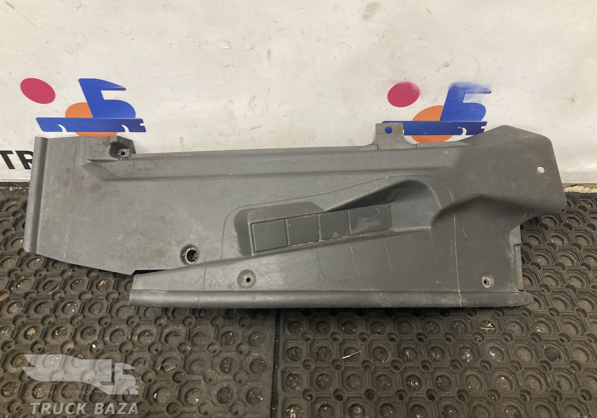 9736842318 Накладка порога правая