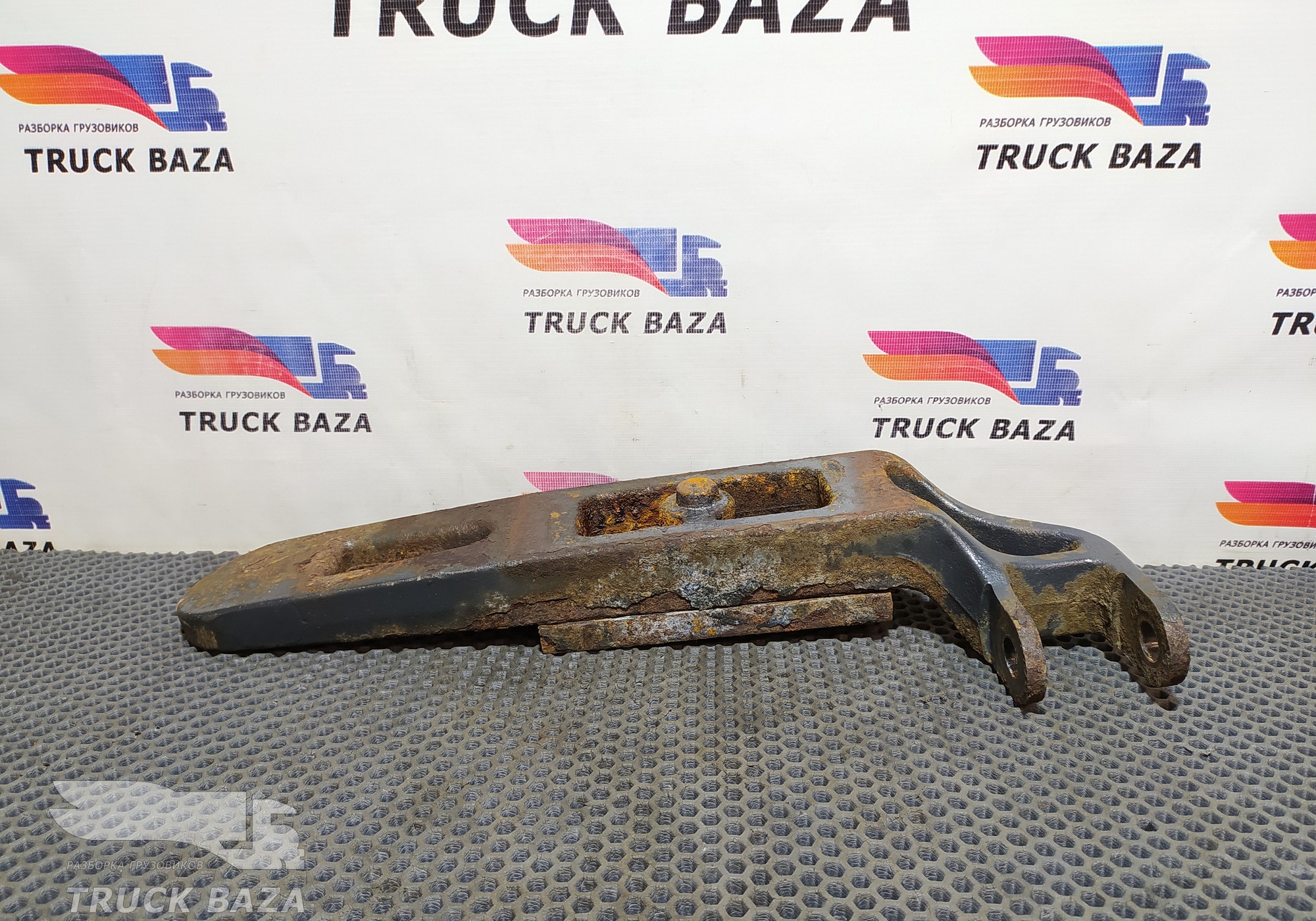 41271295 Кронштейн переднего амортизатора нижний