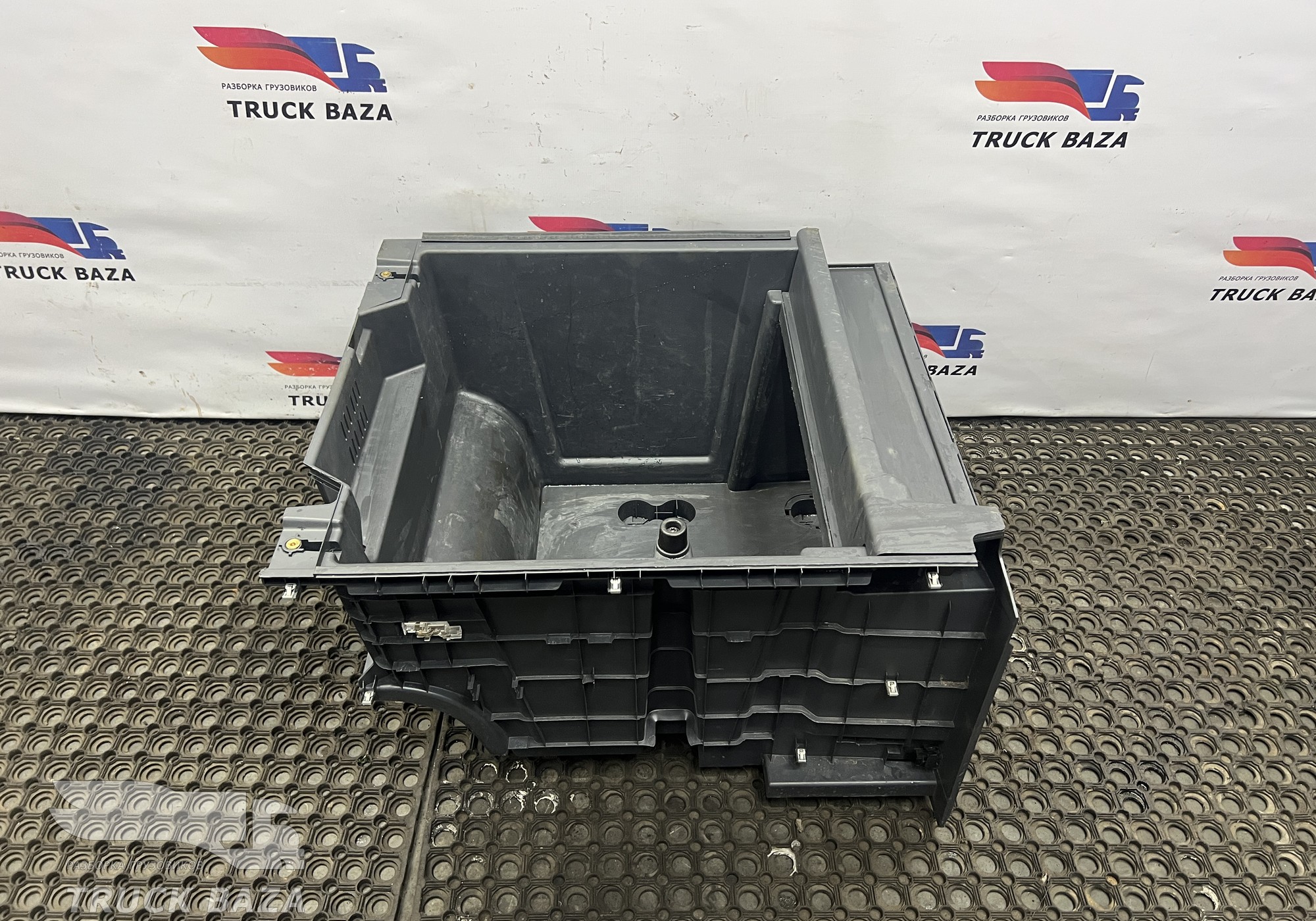 82316006 Ящик инструментальный левый для Renault T (с 2013)