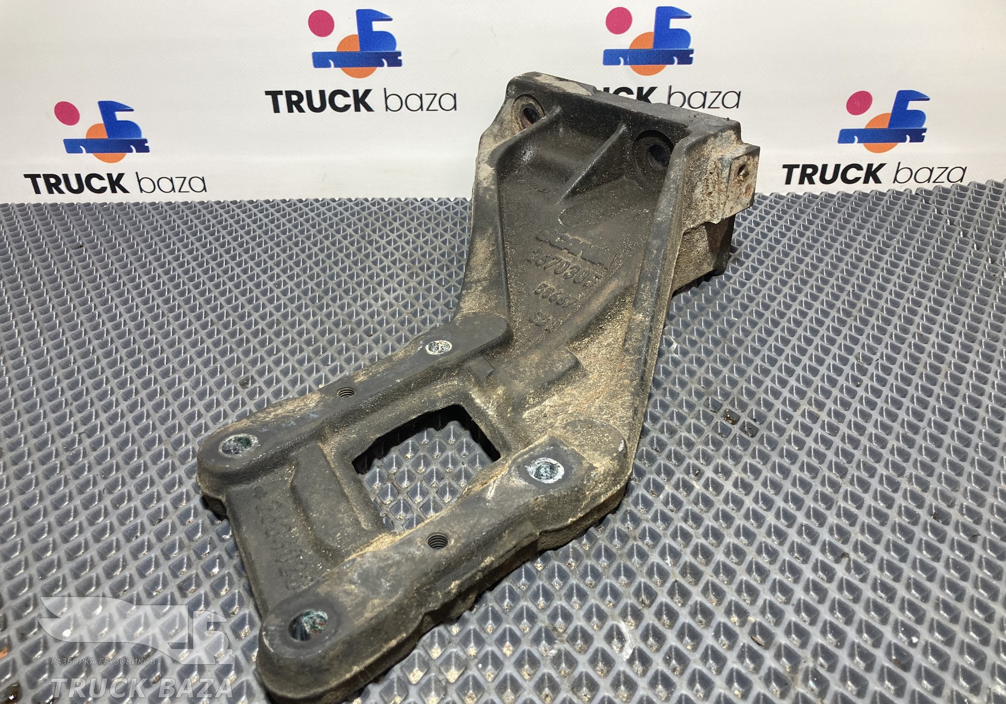 2670305 Кронштейн брызговика правый