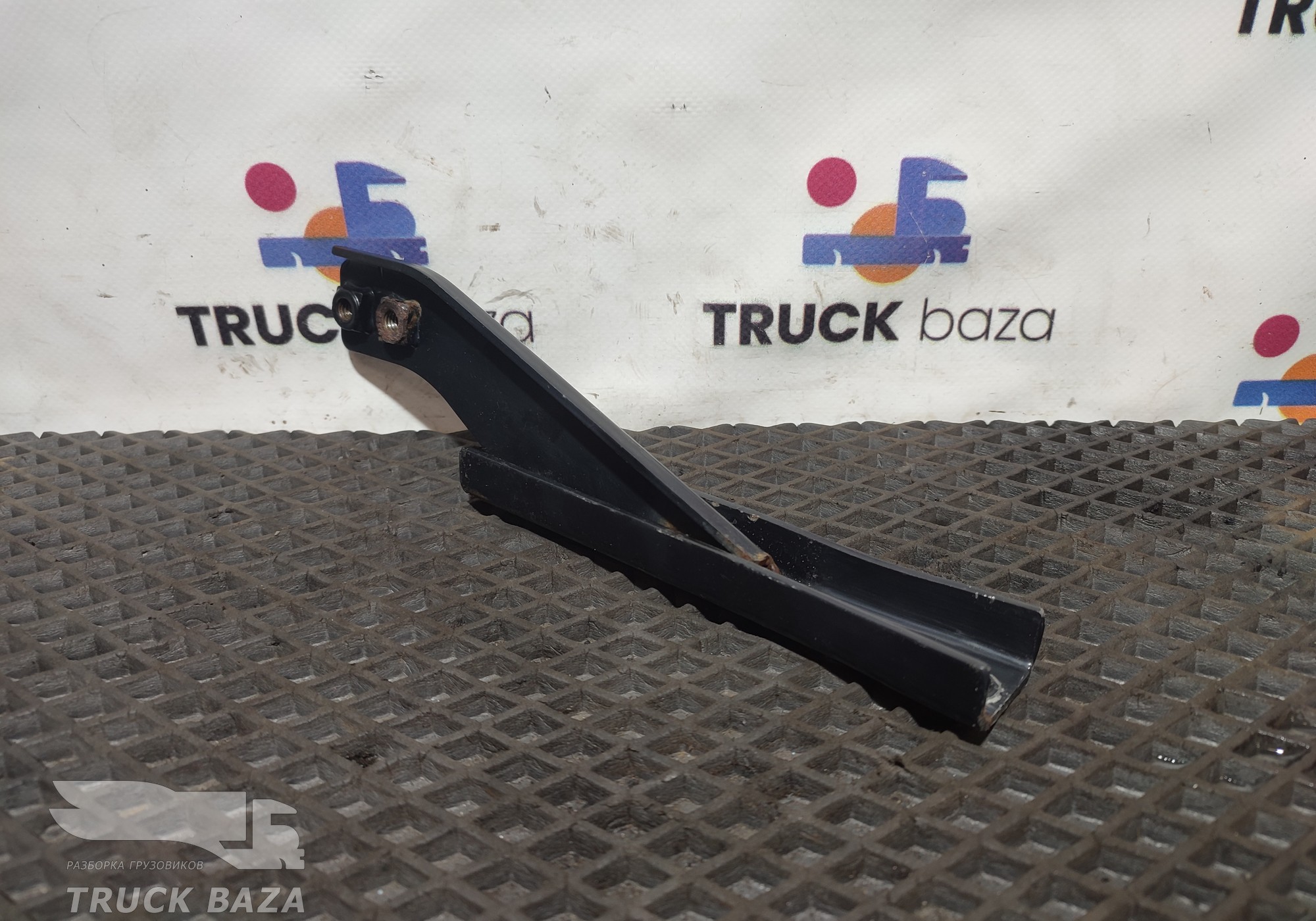 84228563 Кронштейн корпуса подножек правый для Volvo FH 4 (с 2012)