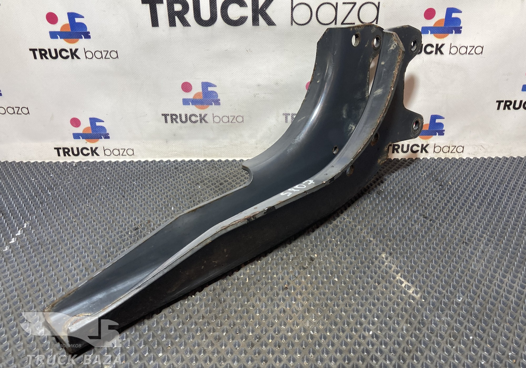 2183073 Кронштейн замка кабины левый