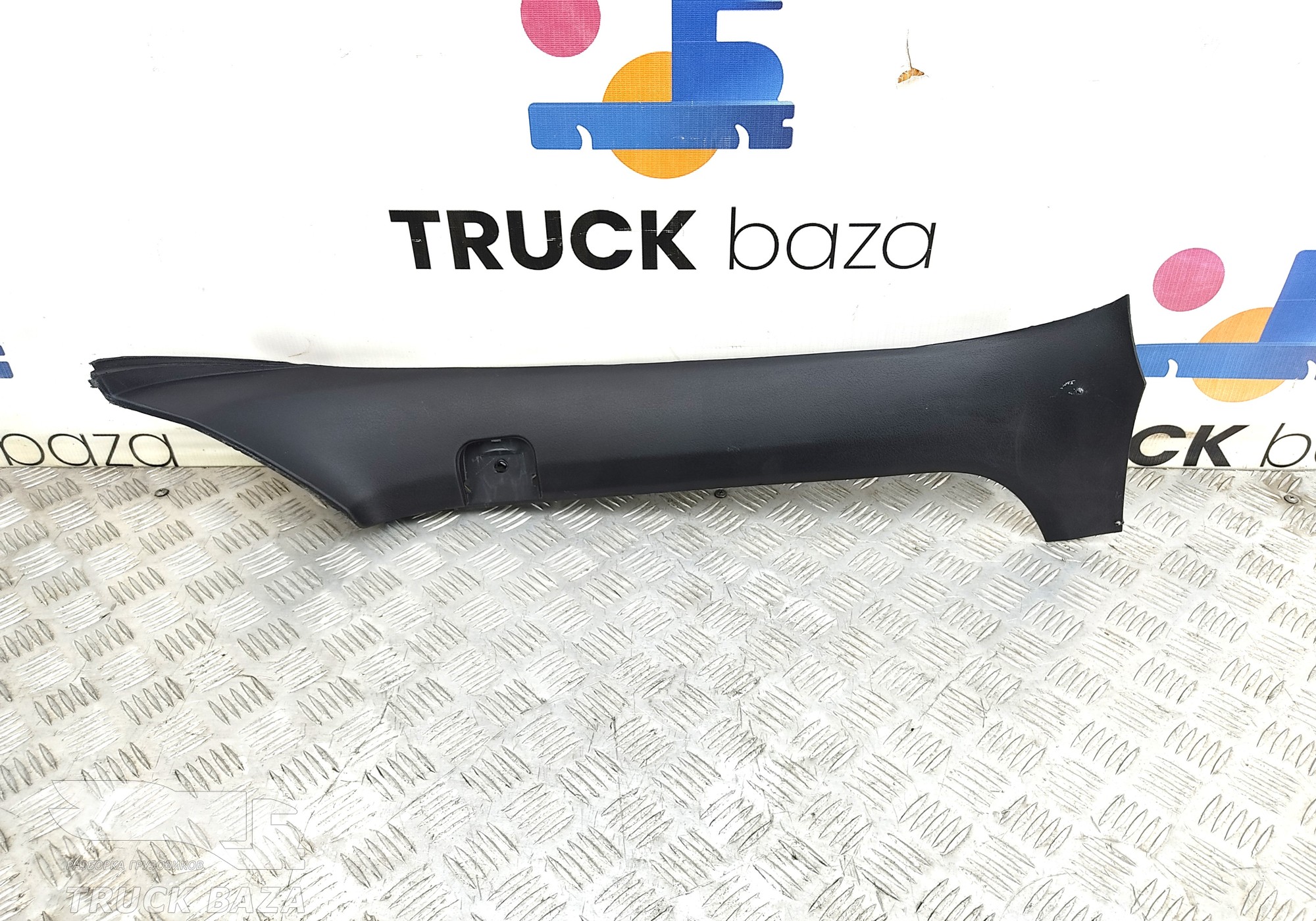 DZ14251610190 Накладка стойки правой для Shacman X3000 (с 2014)