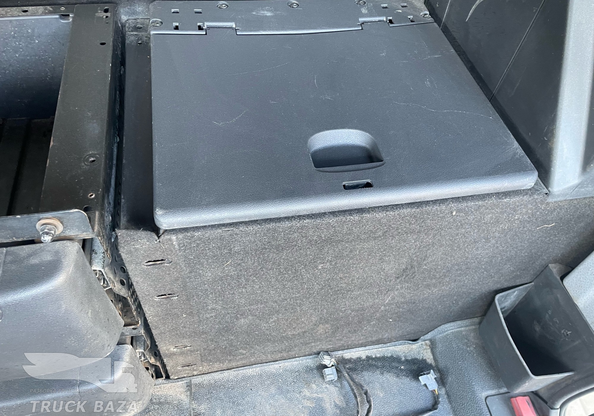 A9438400306 Ящик инструментальный левый для Mercedes-Benz Actros MP2 (с 2002 по 2008)