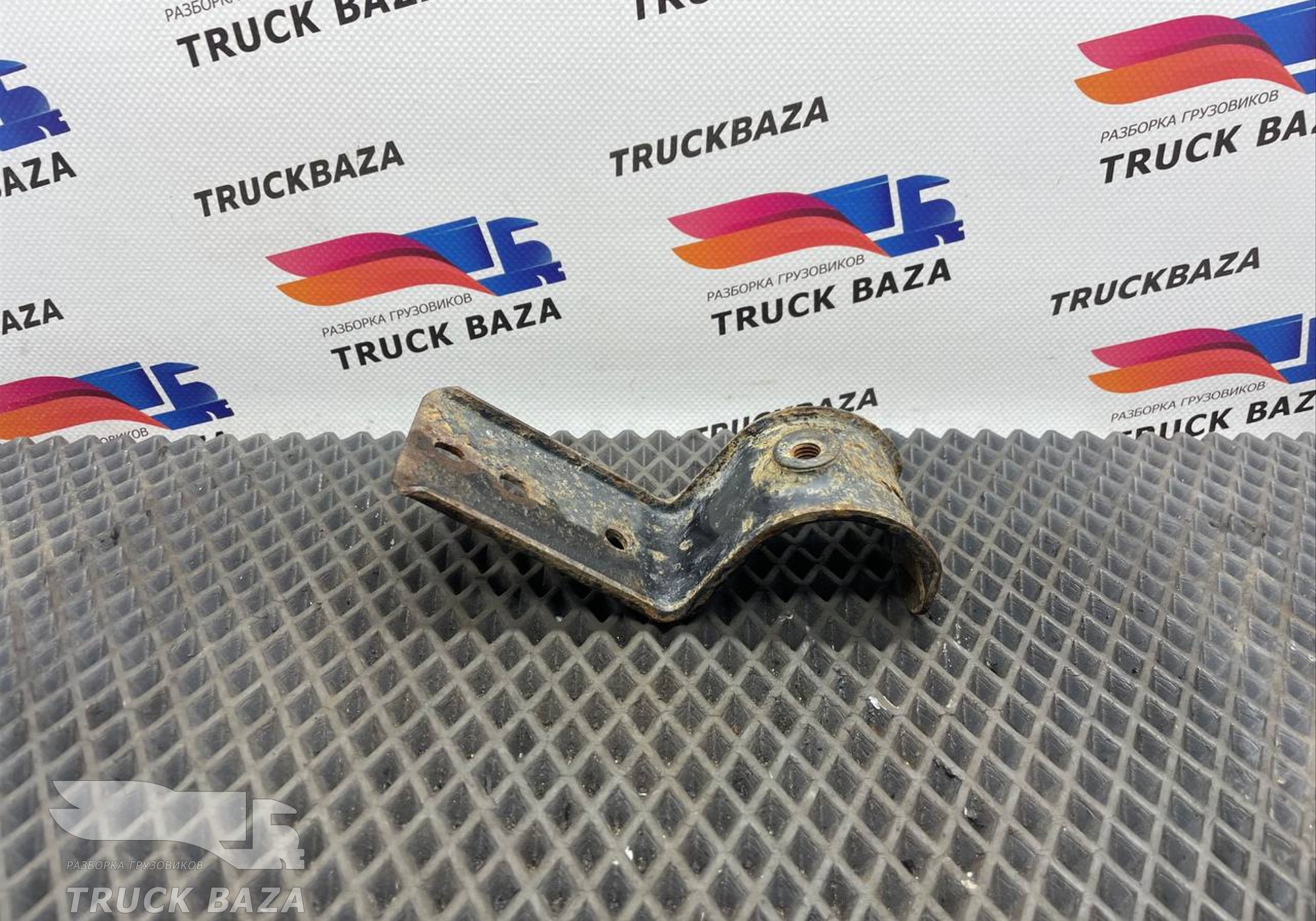 DZ972599560 Кронштейн крыла для Shacman X3000 (с 2014)