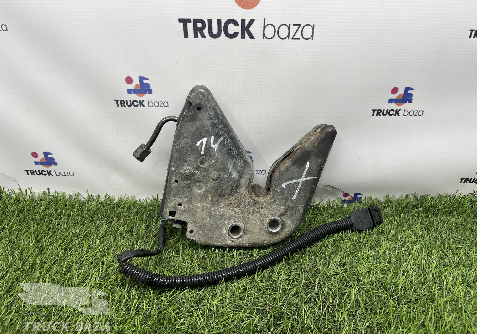 A9303100083 Замок кабины