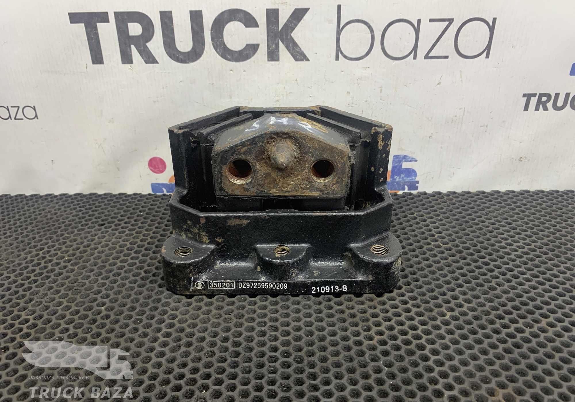 DZ97259590209 Подушка двигателя задняя для Shacman X3000 (с 2014)