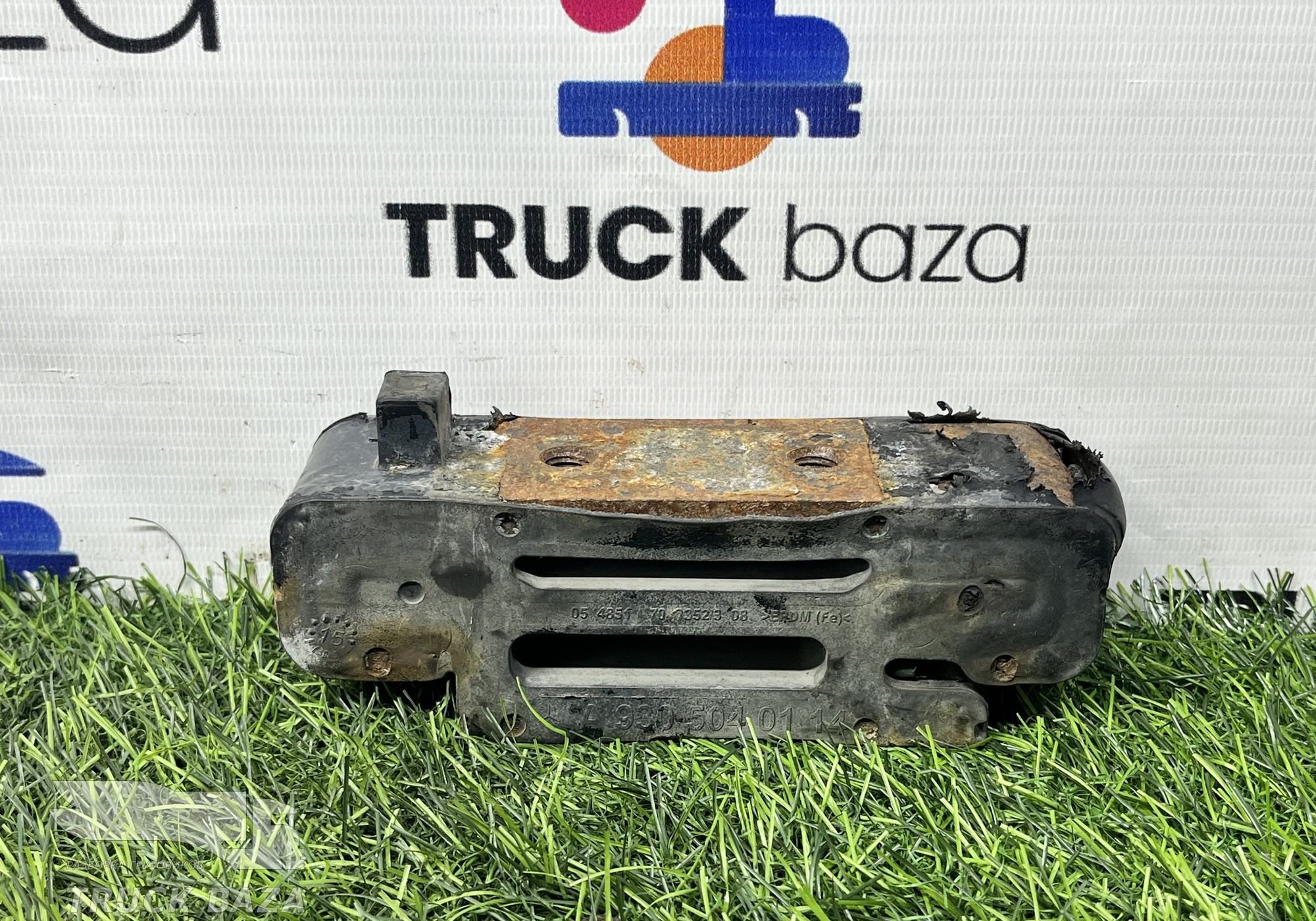 A9305040114 Подушка радиатора