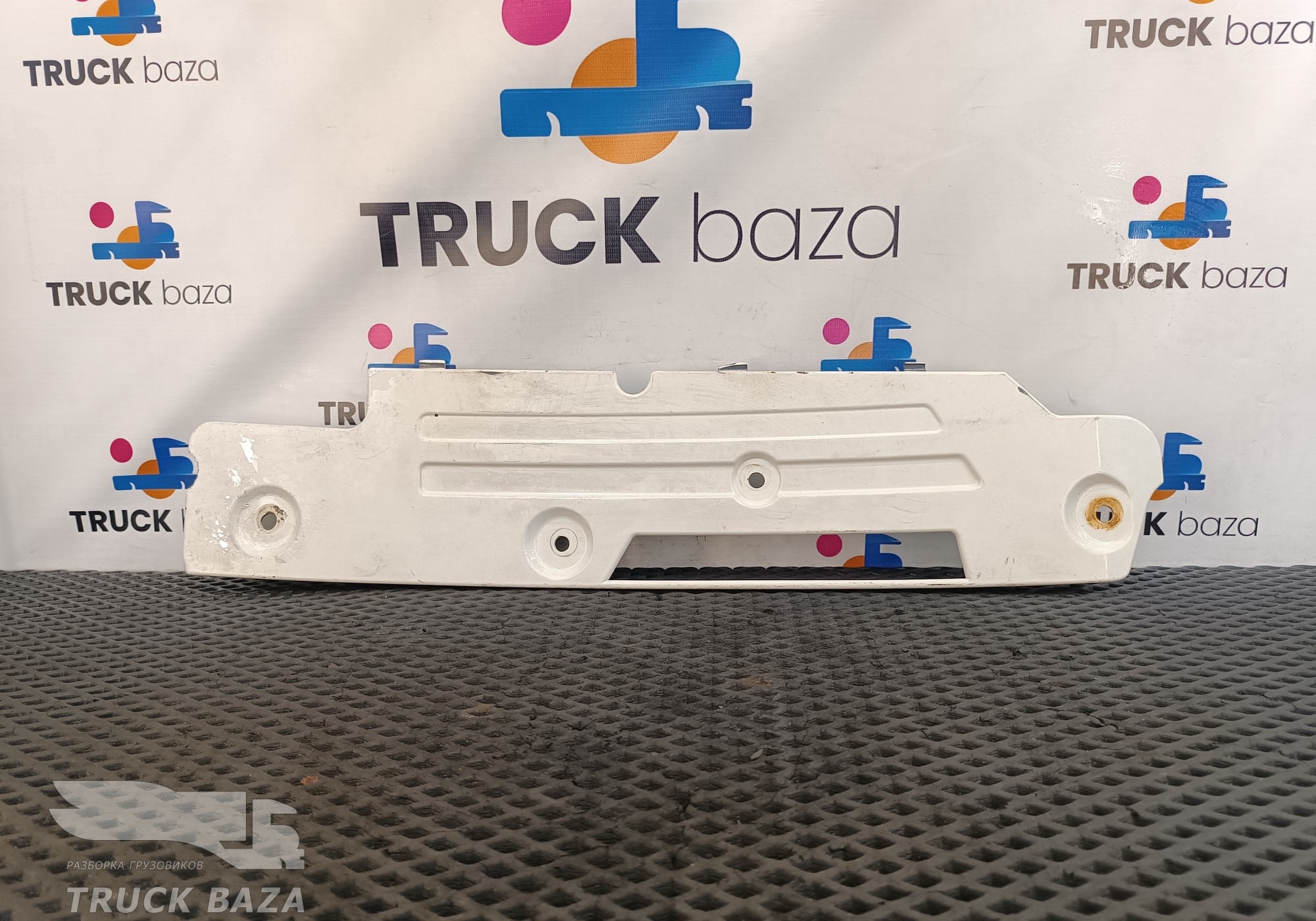 82056991 Планка под фару правая для Volvo FE/FL FL12 (с 1995 по 1998)