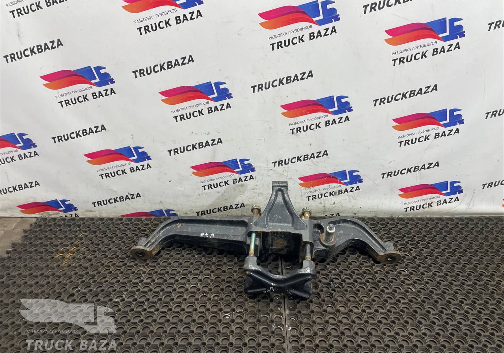 81436303203 Кронштейн пневморессоры левый для Man TGX TG3 (с 2020)