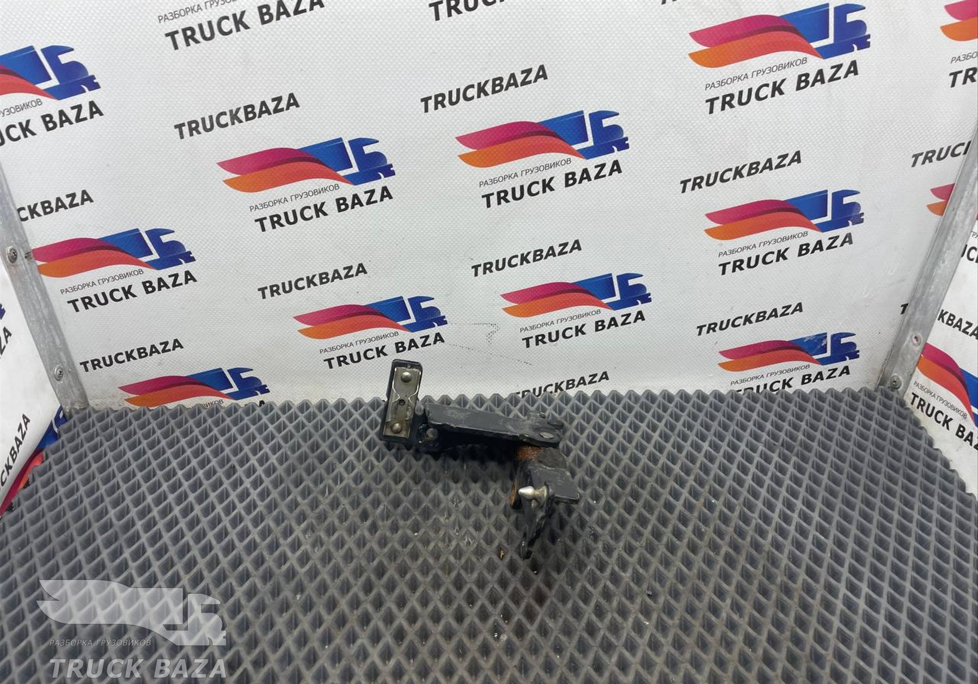 20545091 Петля решетки радиатора левая для Volvo FH 3 (с 2008 по 2012)