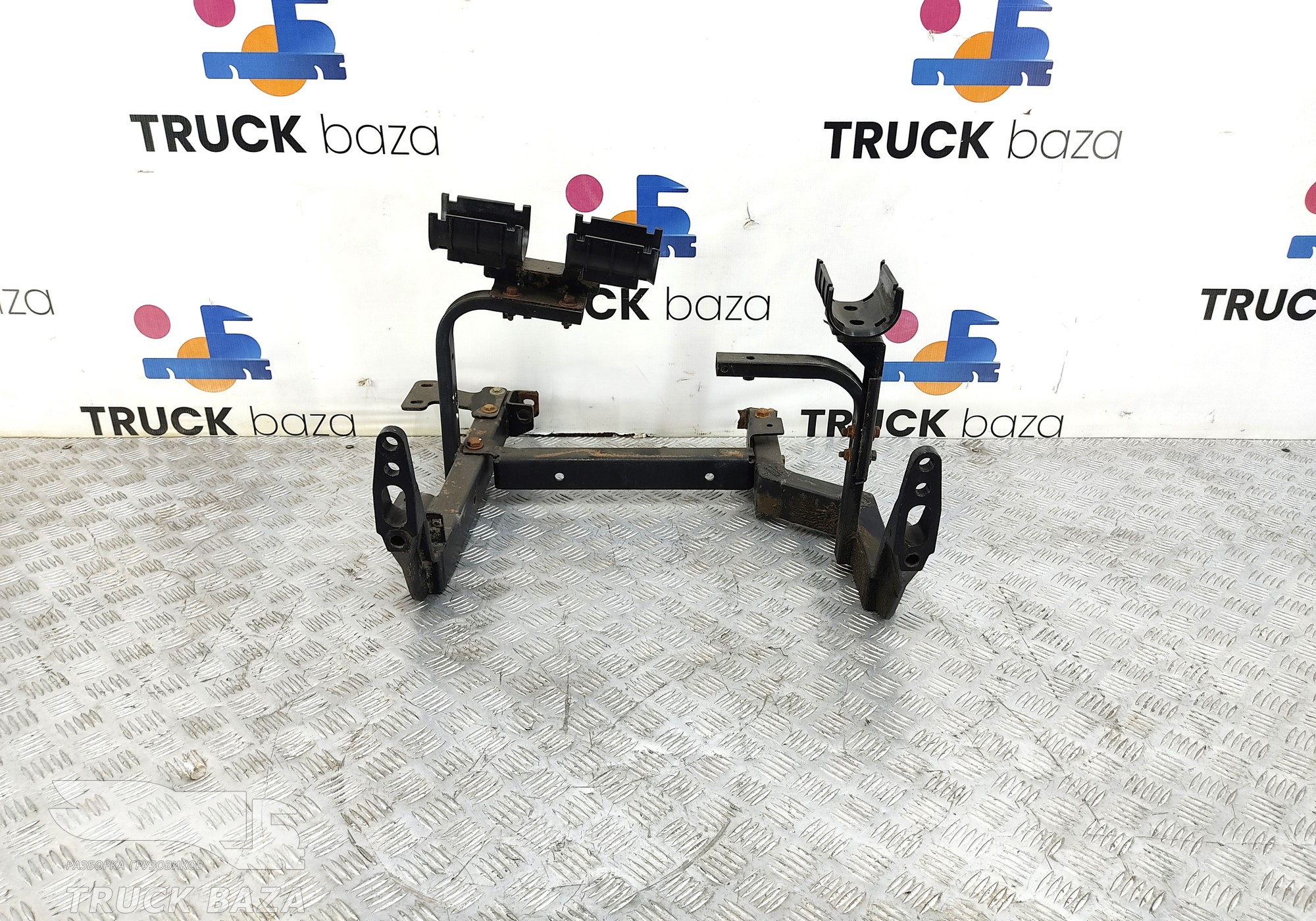 DZ14251244200 Кронштейн подножки правый для Shacman X3000 (с 2014)