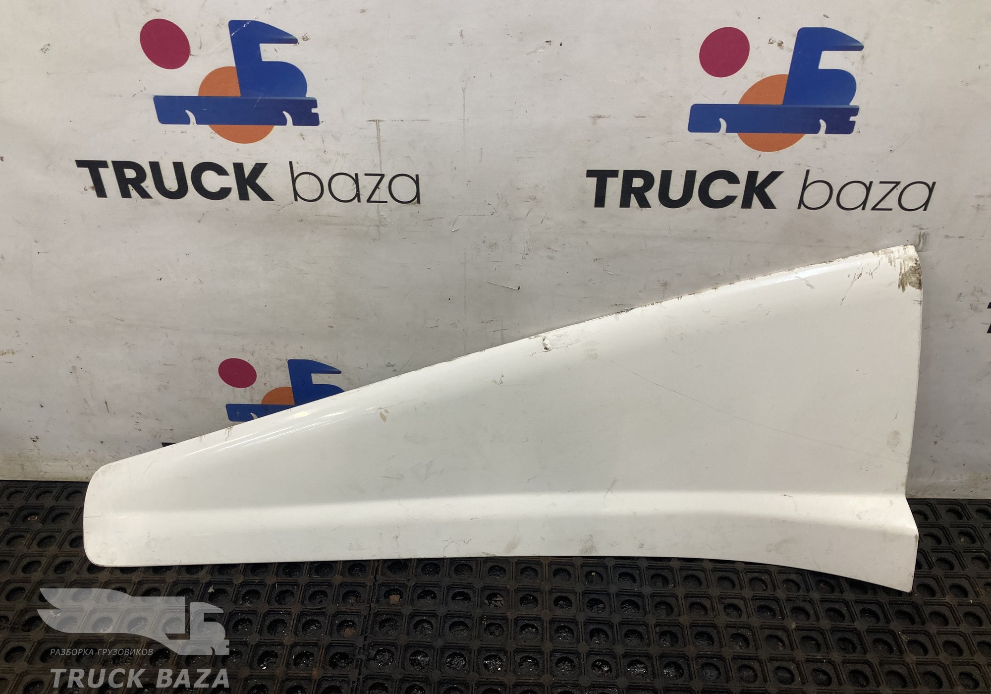 1348513 Спойлер кабины верхний левый