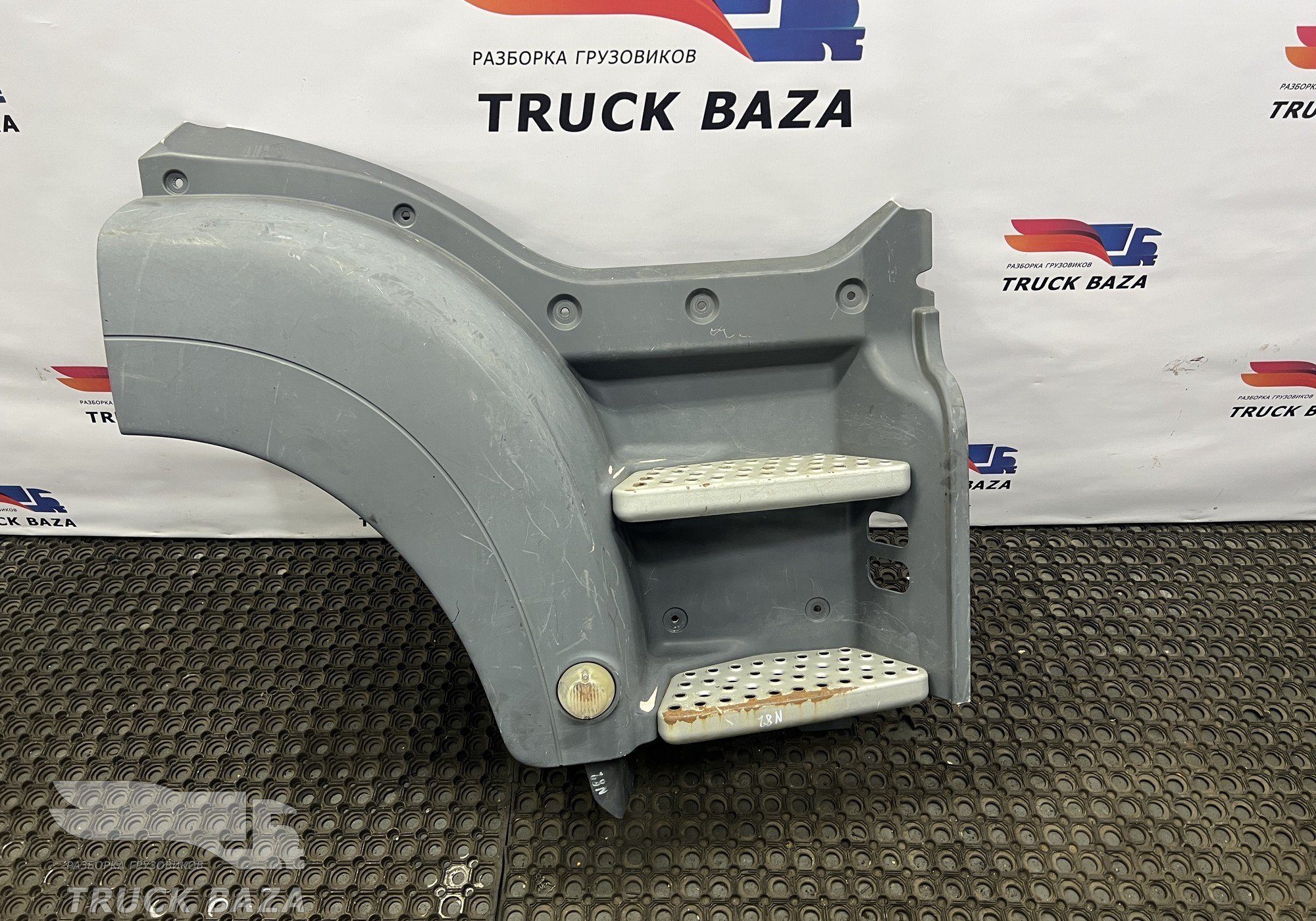 81615100872 Корпус подножек правый