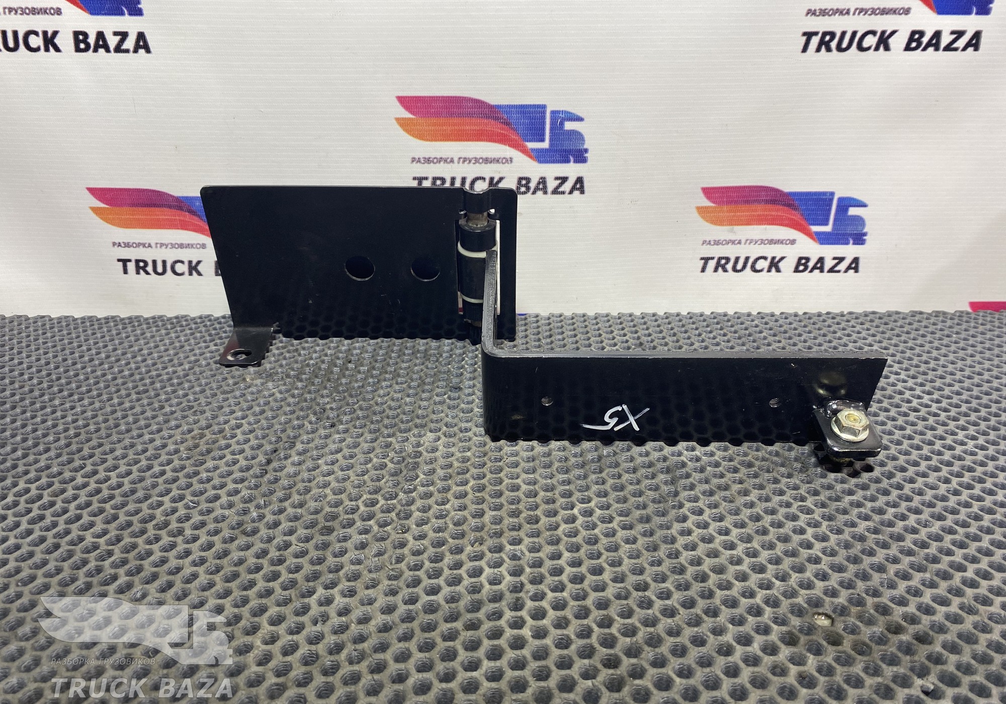 1659837 Петля спальника левая для Daf XF106