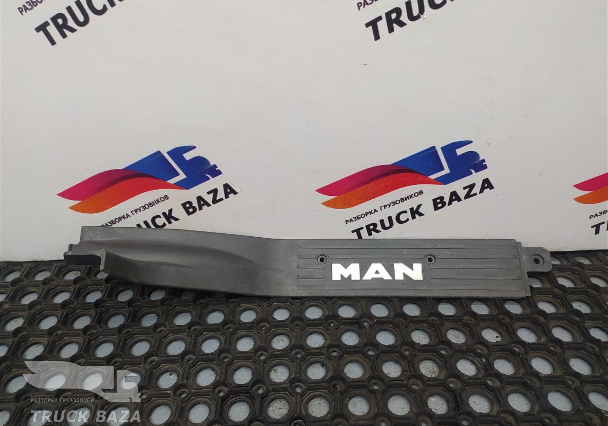 81615105221 Накладка порога (наружная) L для Man TGA