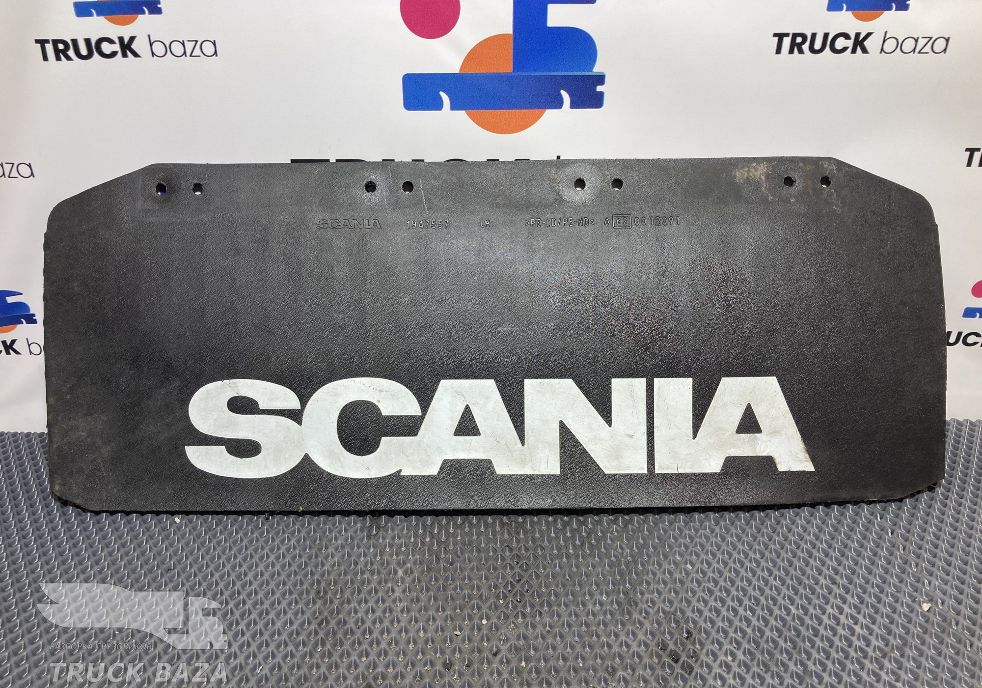 1947557 Брызговик заднего крыла