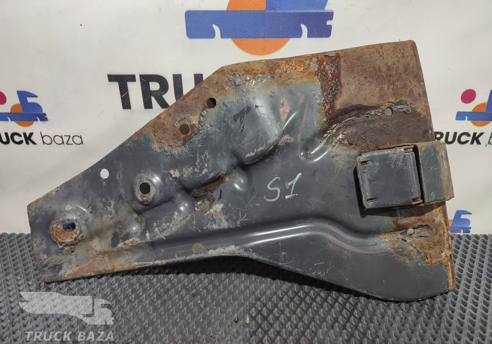 1355075 Кронштейн крыла левый