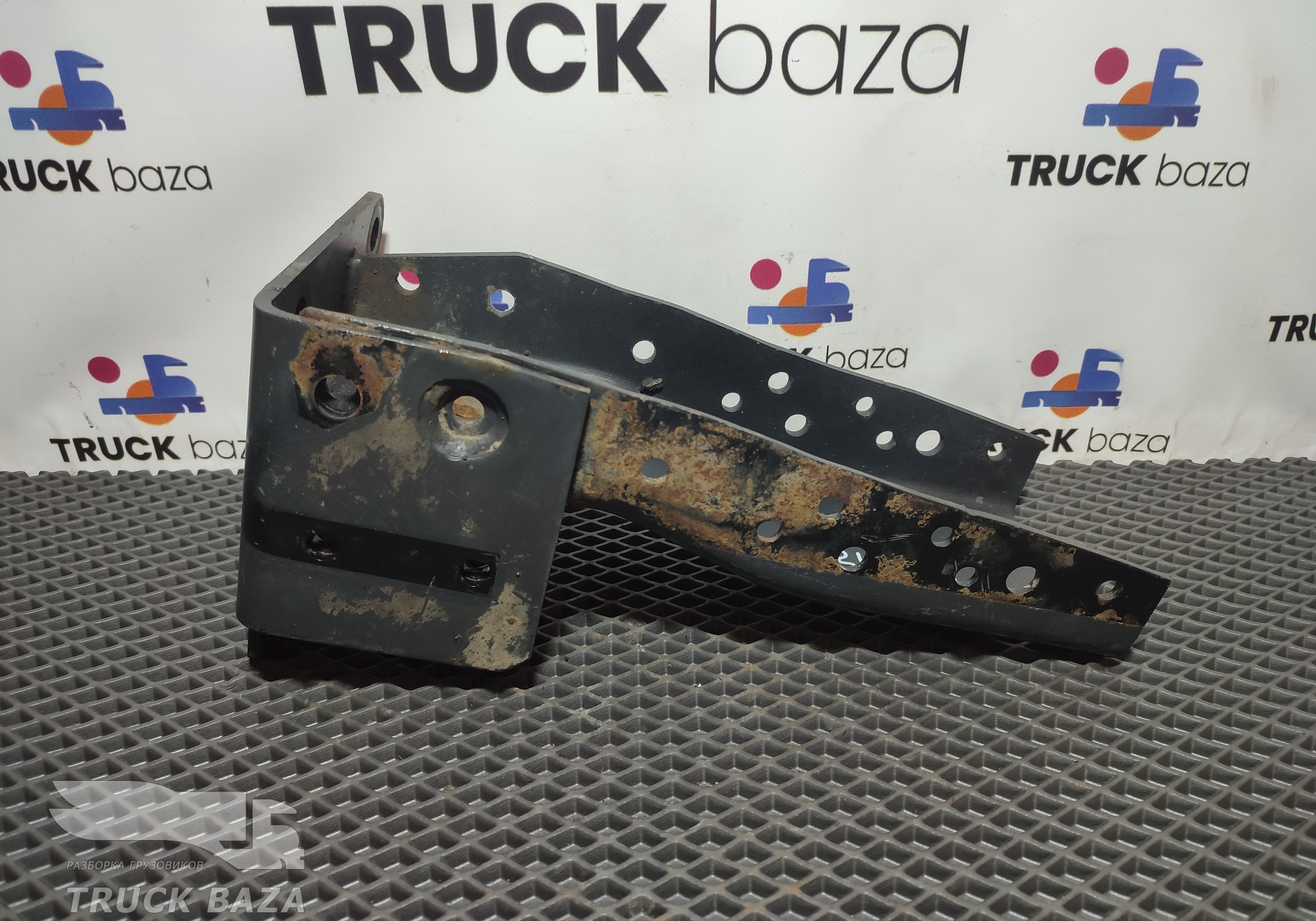 9305201533 Кронштейн подножки правый для Mercedes-Benz Axor