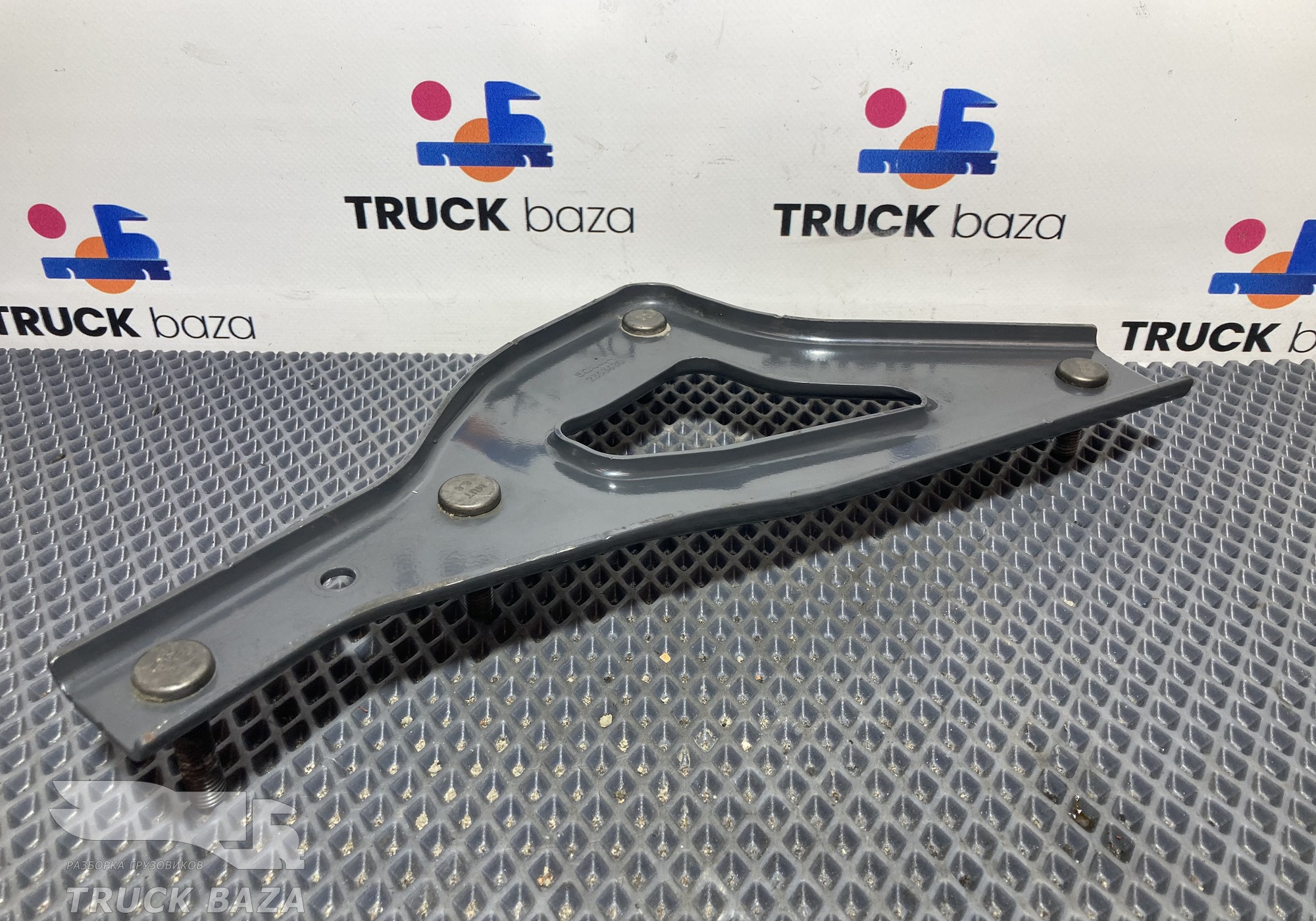 2353630 Кронштейн брызговика правый