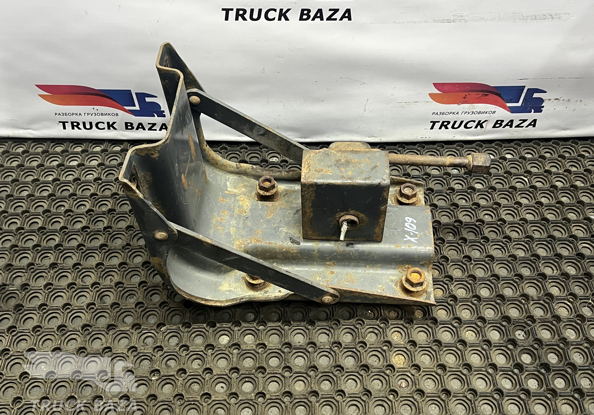 1208779 Кронштейн запасного колеса для Daf XF105 (с 2005)