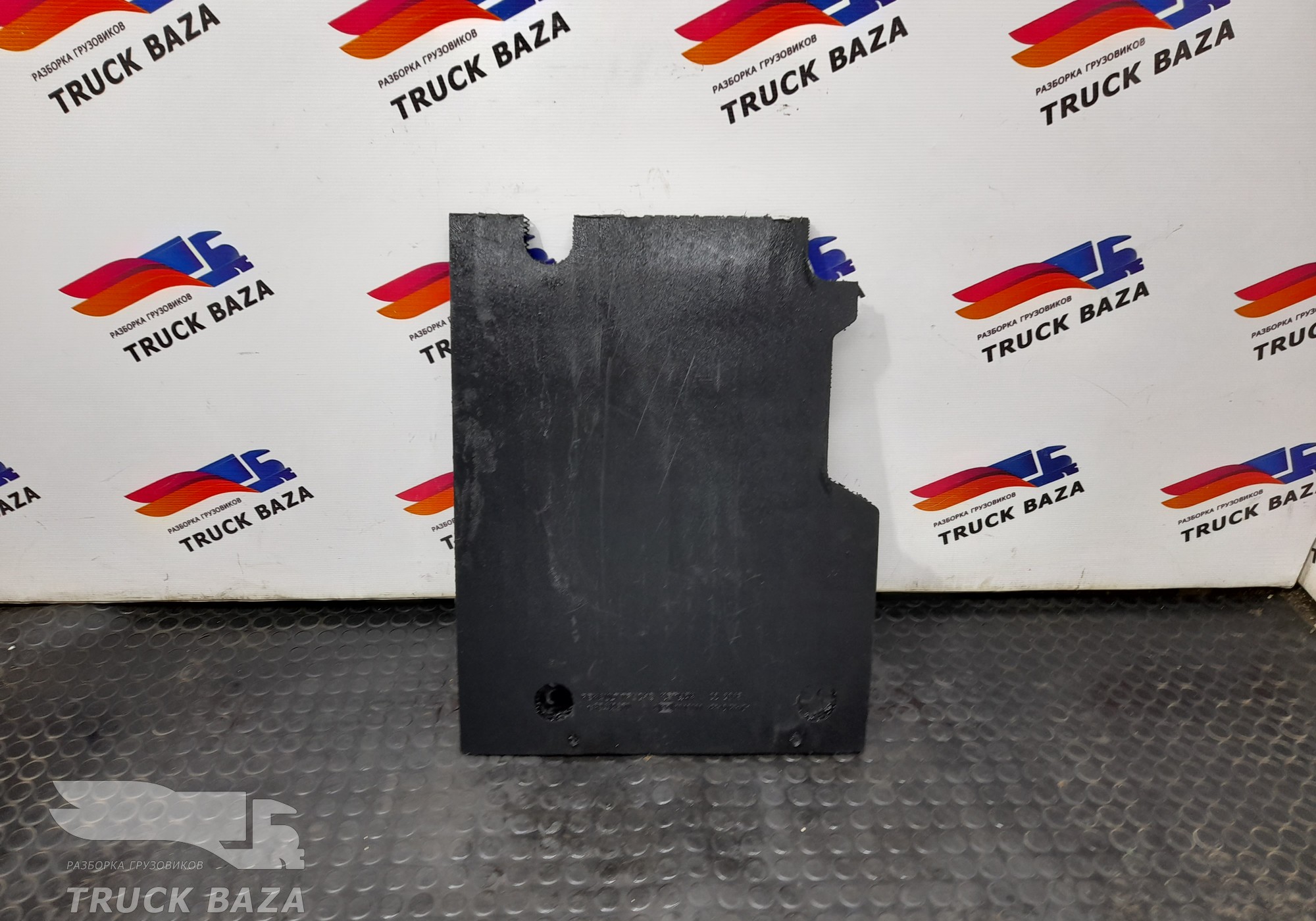 7482413670 Брызговик передний правый для Renault T (с 2013)