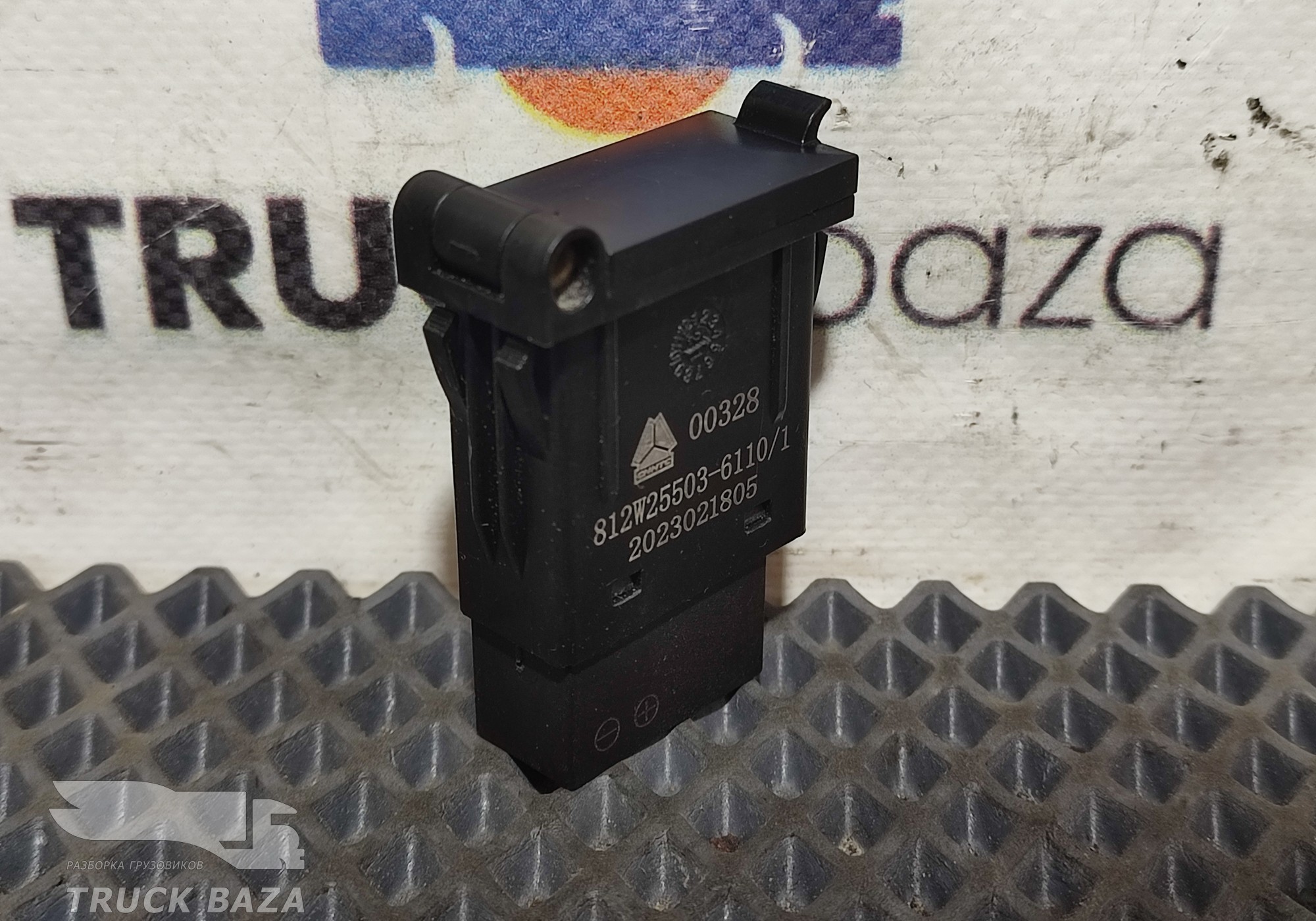 812W255036110 Порт USB для Sinotruk Sitrak C7H
