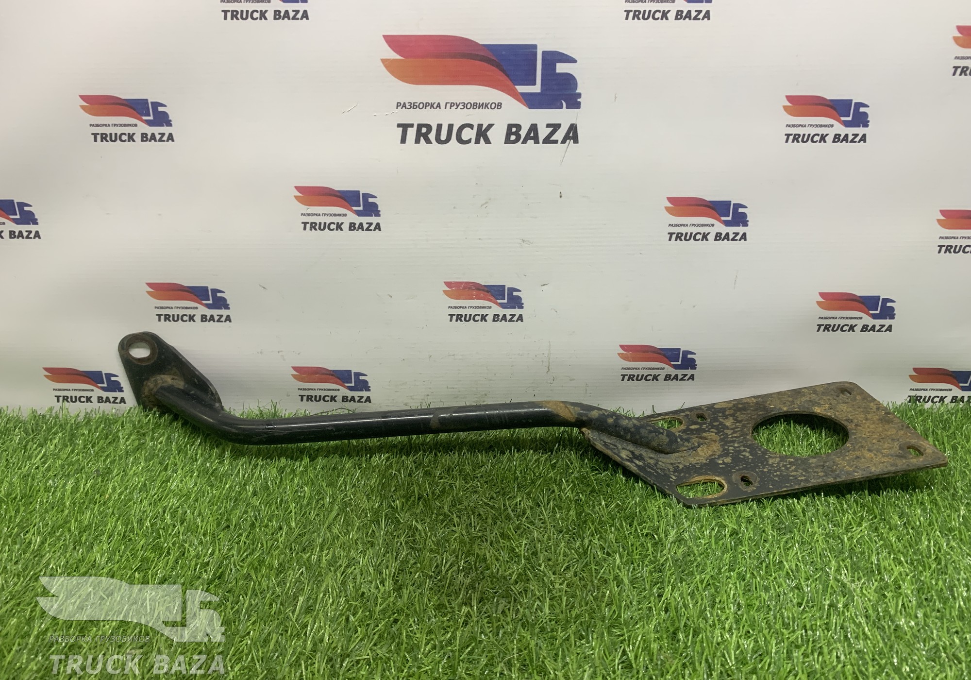 81612435371 Кронштейн крыла переднего левого