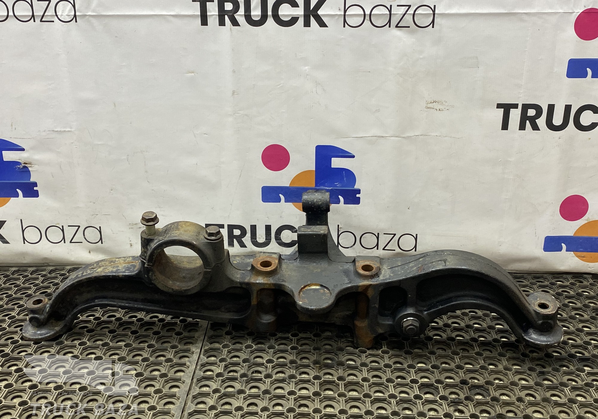 81436303192 Кронштейн пневморессоры правый