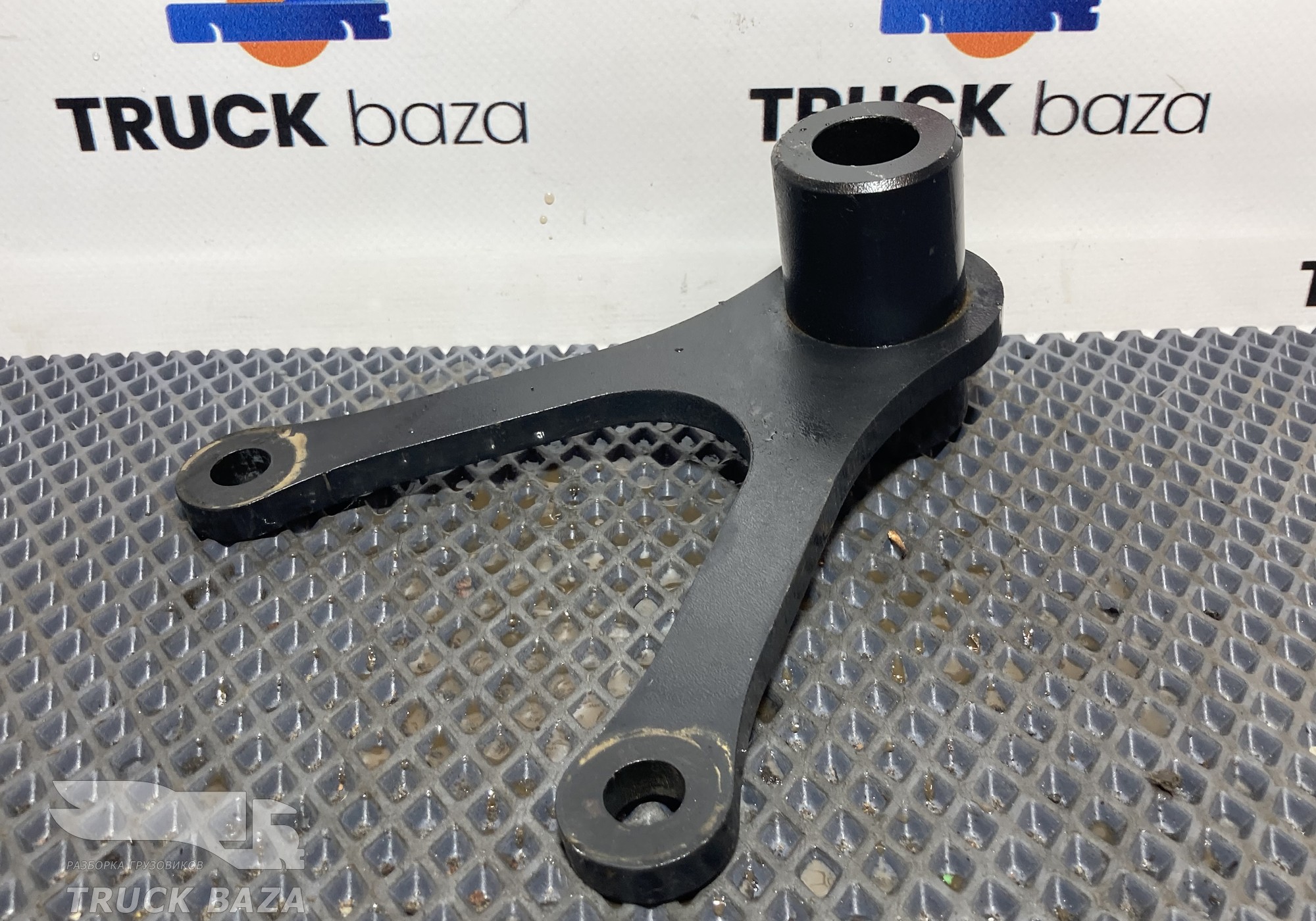 81417205358 Кронштейн цилиндра подъема кабины