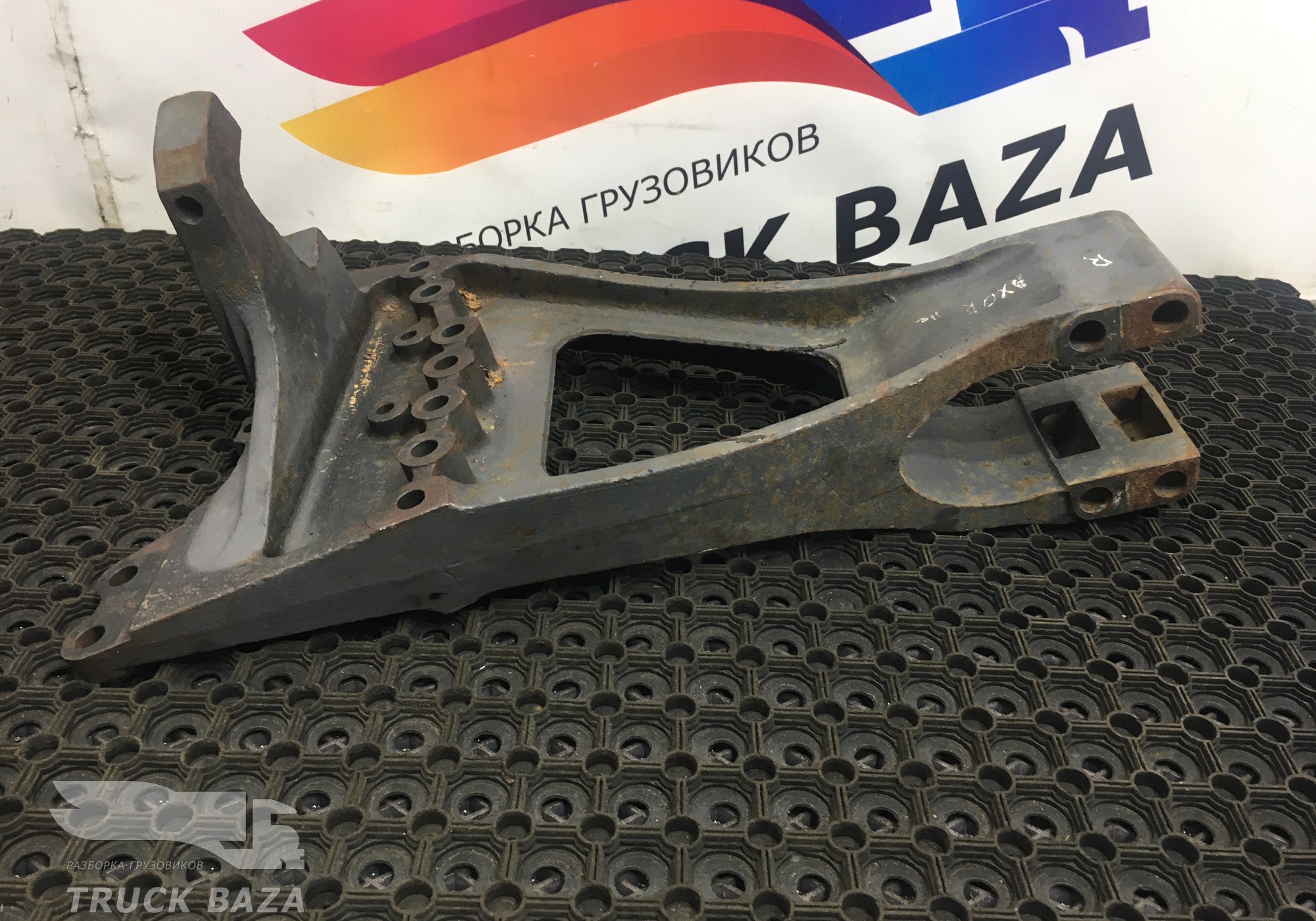 9423252509 Кронштейн реактивной тяги правый для Mercedes-Benz Axor II (с 2004 по 2010)