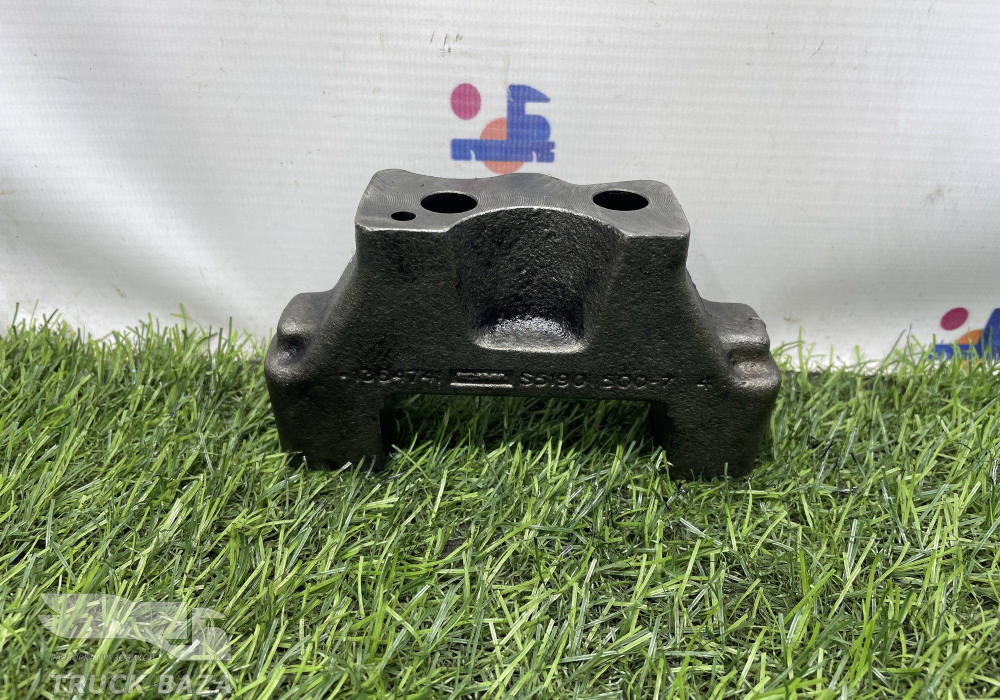 1364741 Кронштейн вала коромысел для Scania