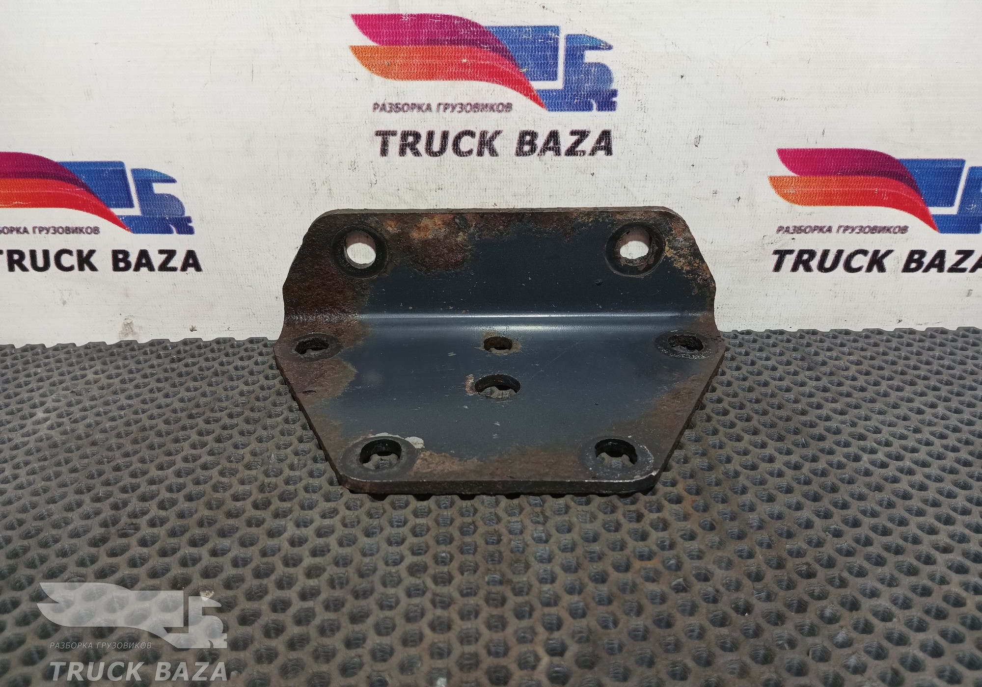 8130098 Кронштейн рессоры передней для Iveco