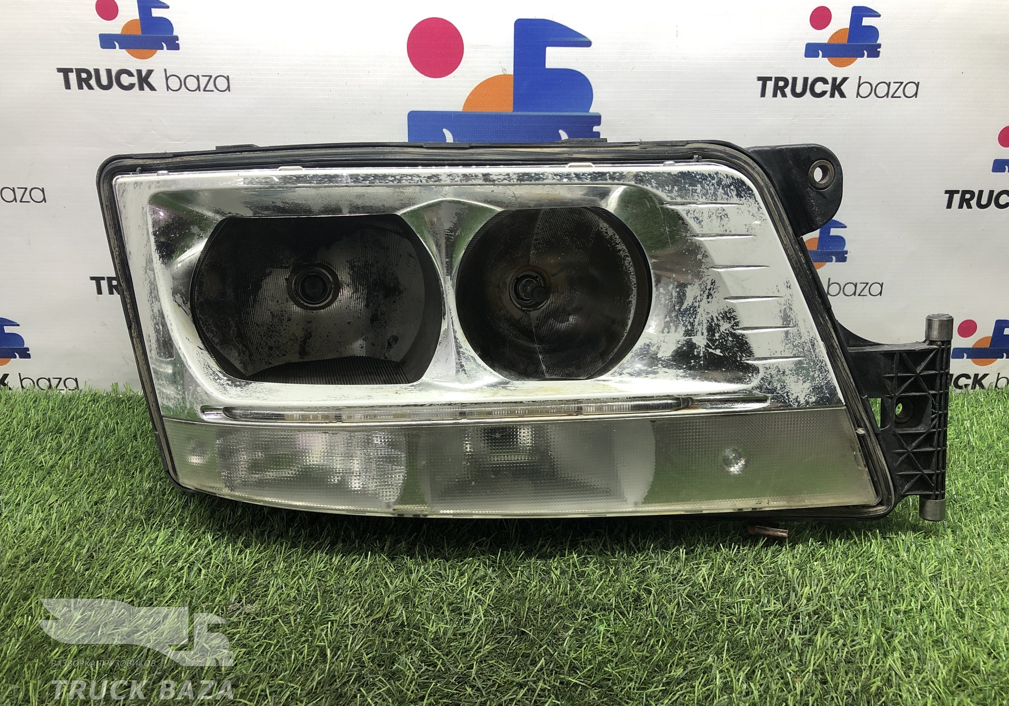 81251016498 Фара правая